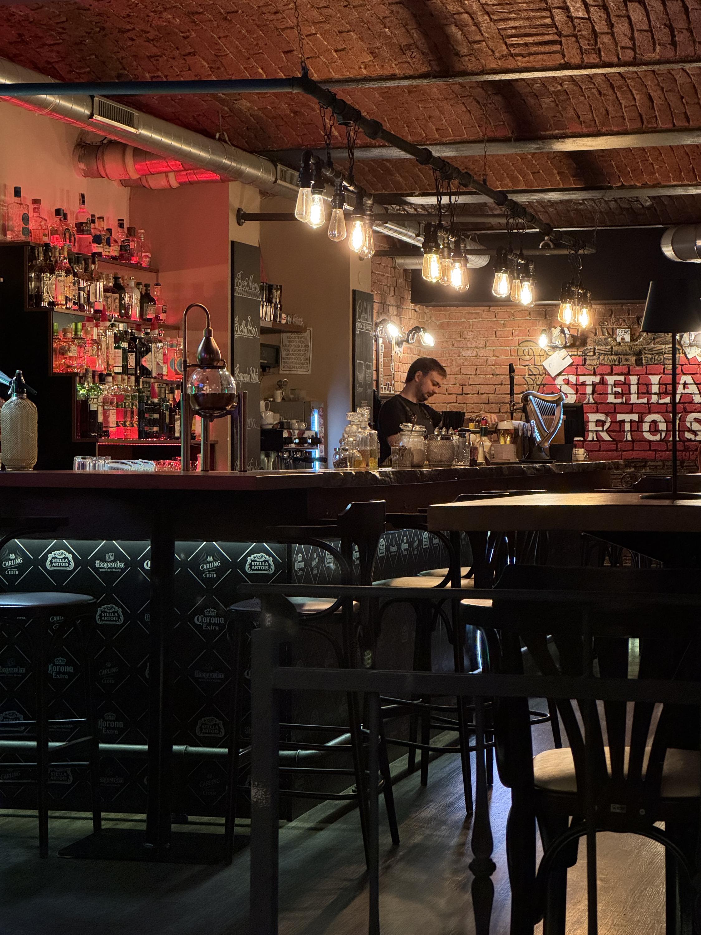 Industrial bar s cihlovou klenbou