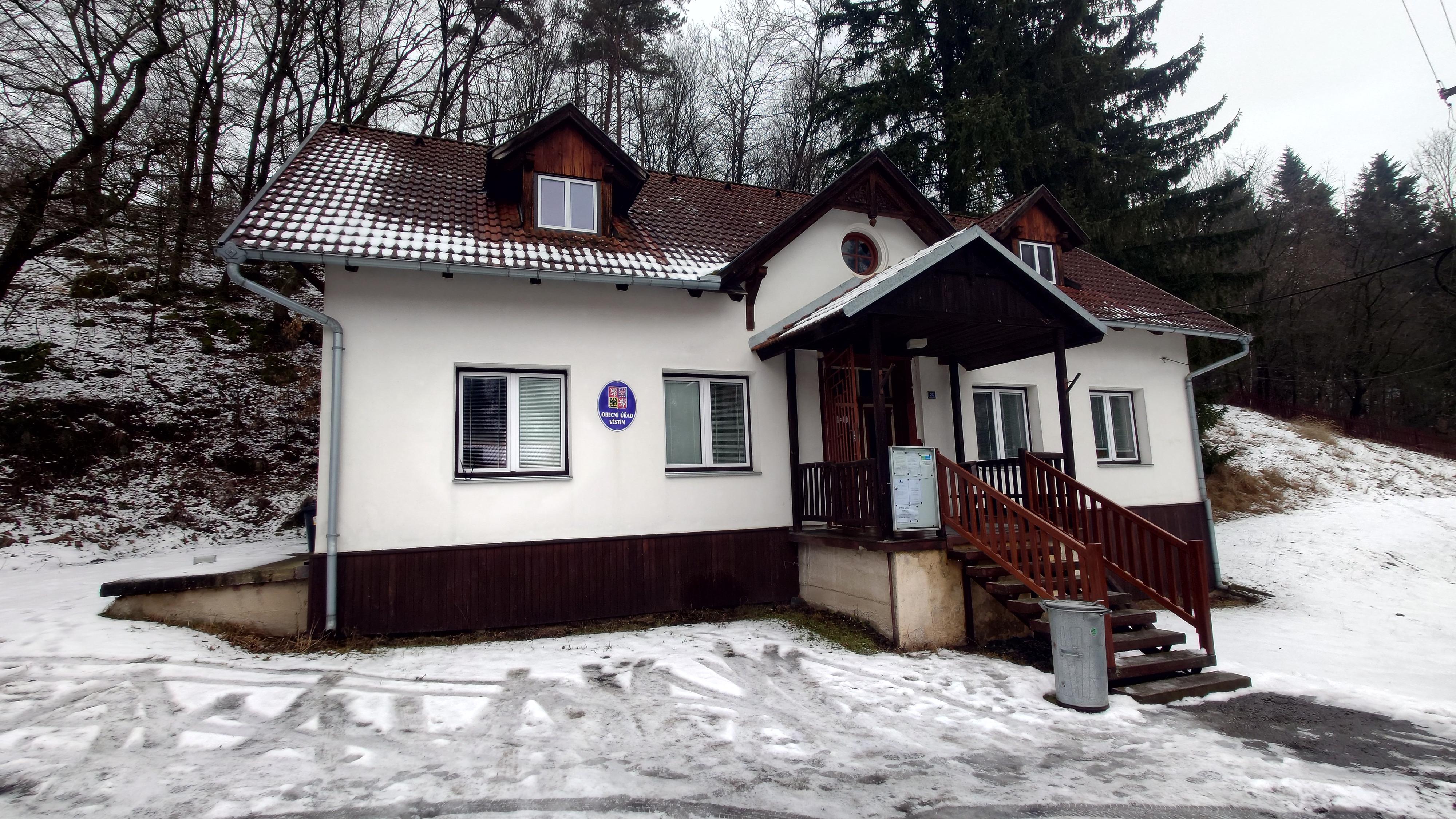 Věstín - obecní úřad foto 2