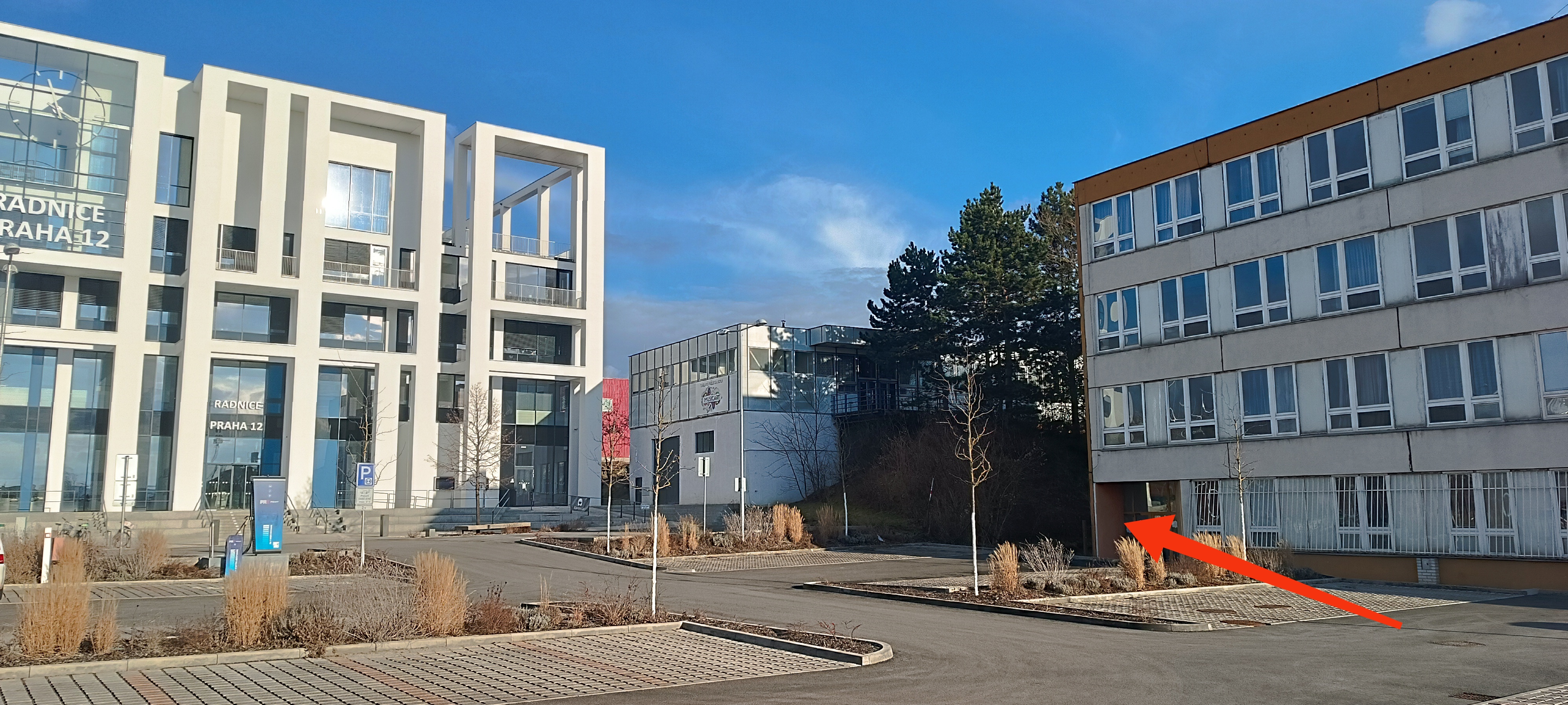 Humanitární šatník Farní charity Modřany foto 3
