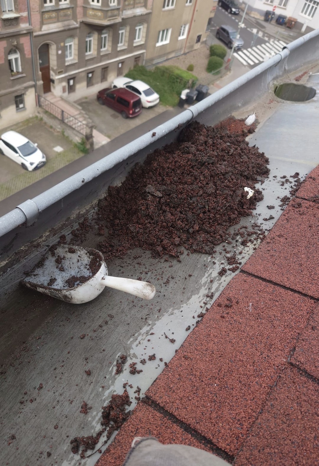 Čištění žlabů, úžlabí a svodů