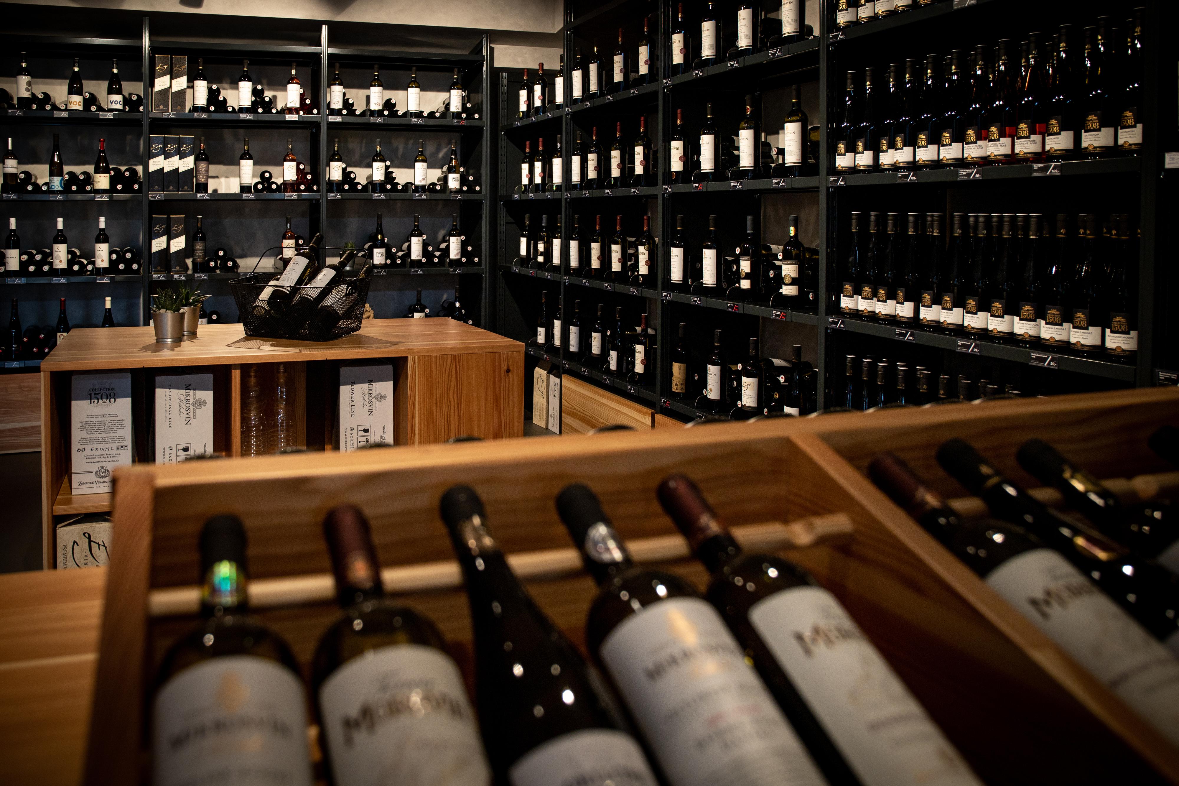 MEZI VÍNY - wine bar & shop foto 2