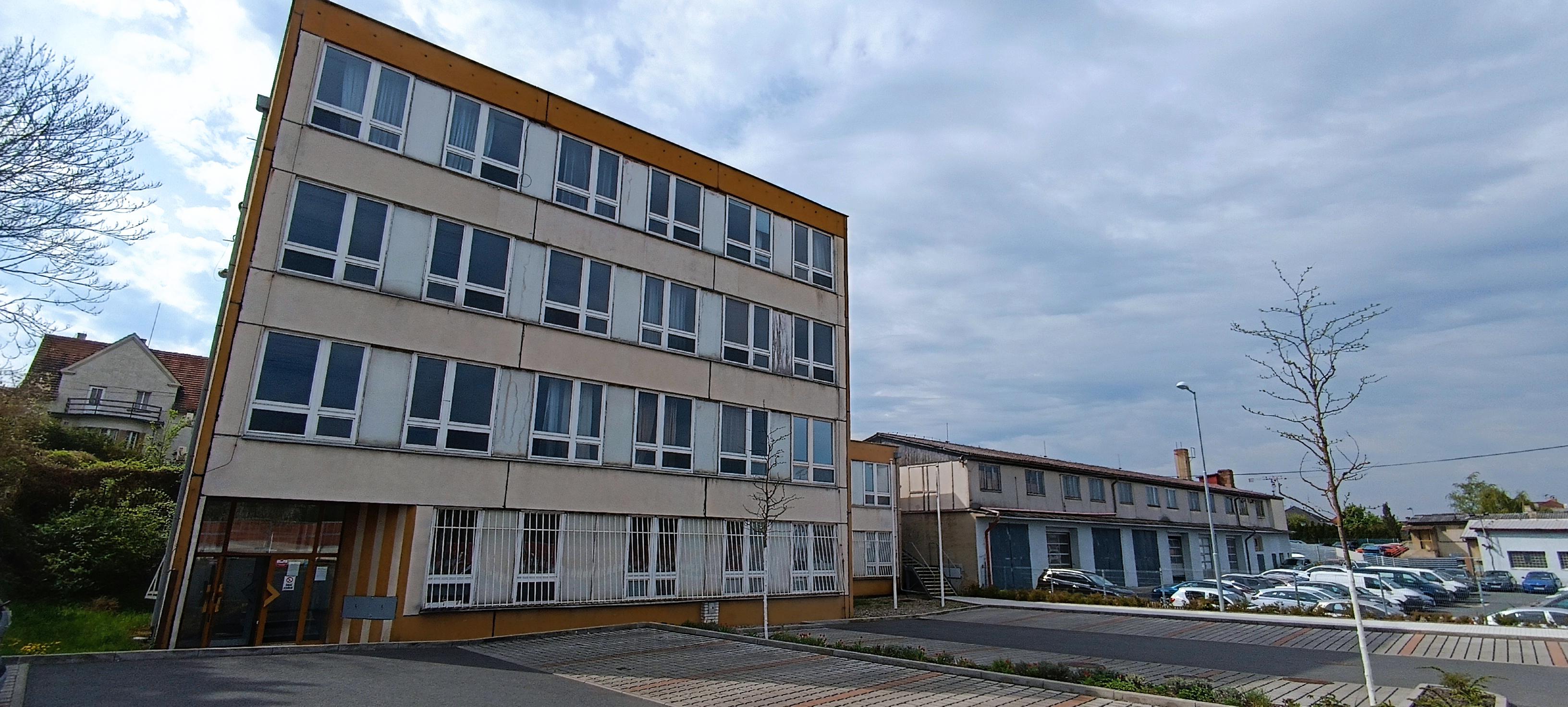 Humanitární šatník Farní charity Modřany foto 4