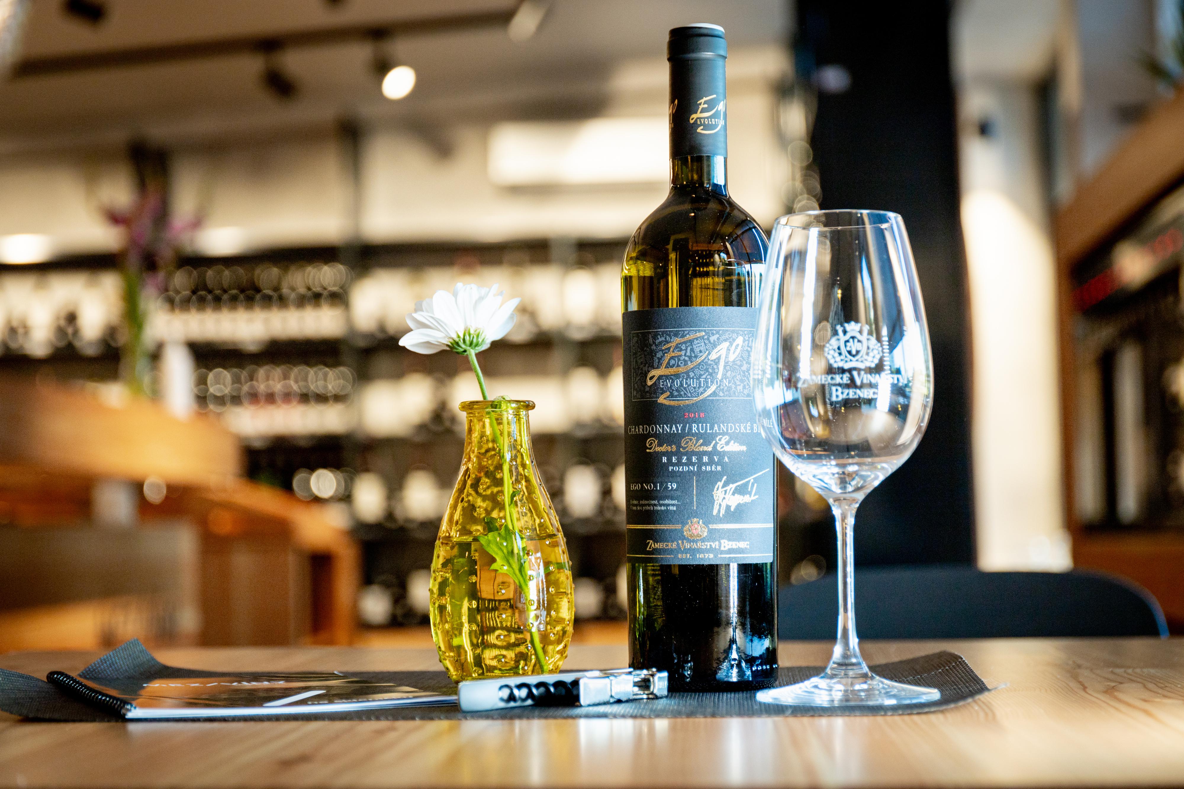 MEZI VÍNY - wine bar & shop foto 1