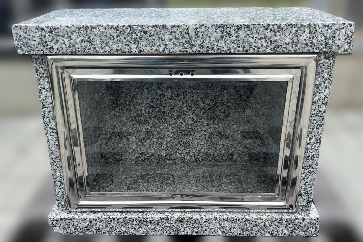 Schránky na urny skladem