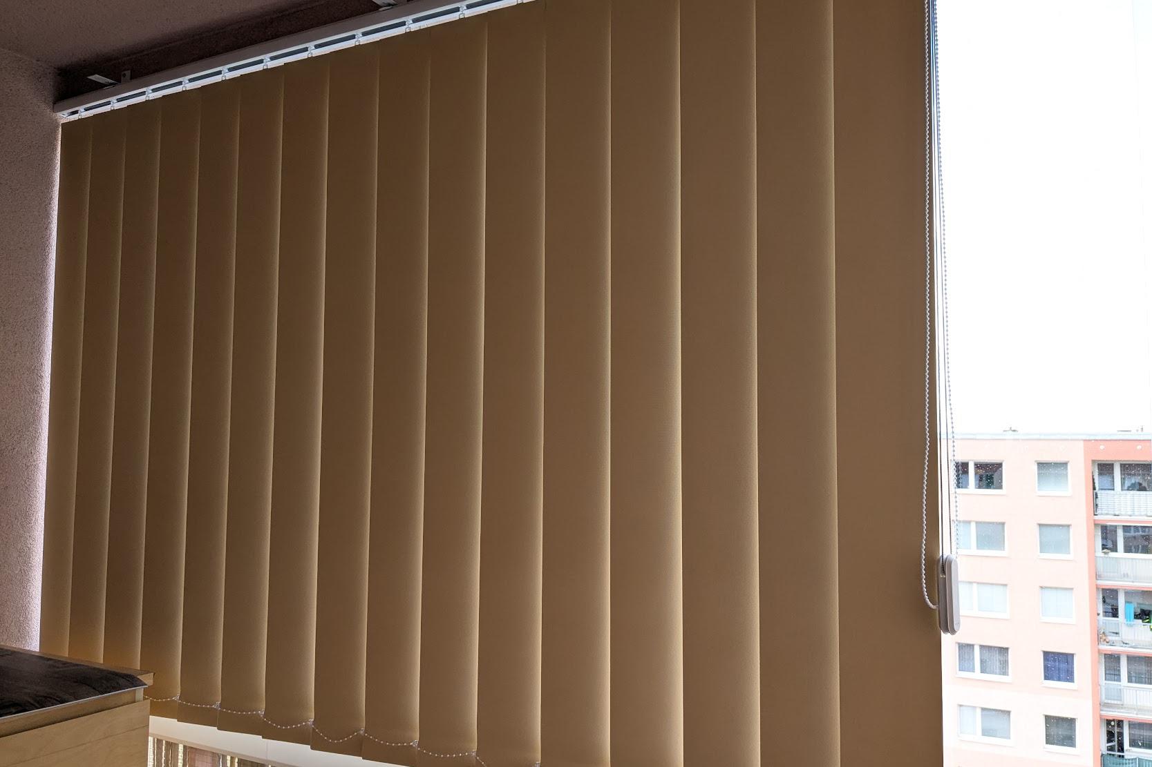 Vertikální žaluzie s montáží