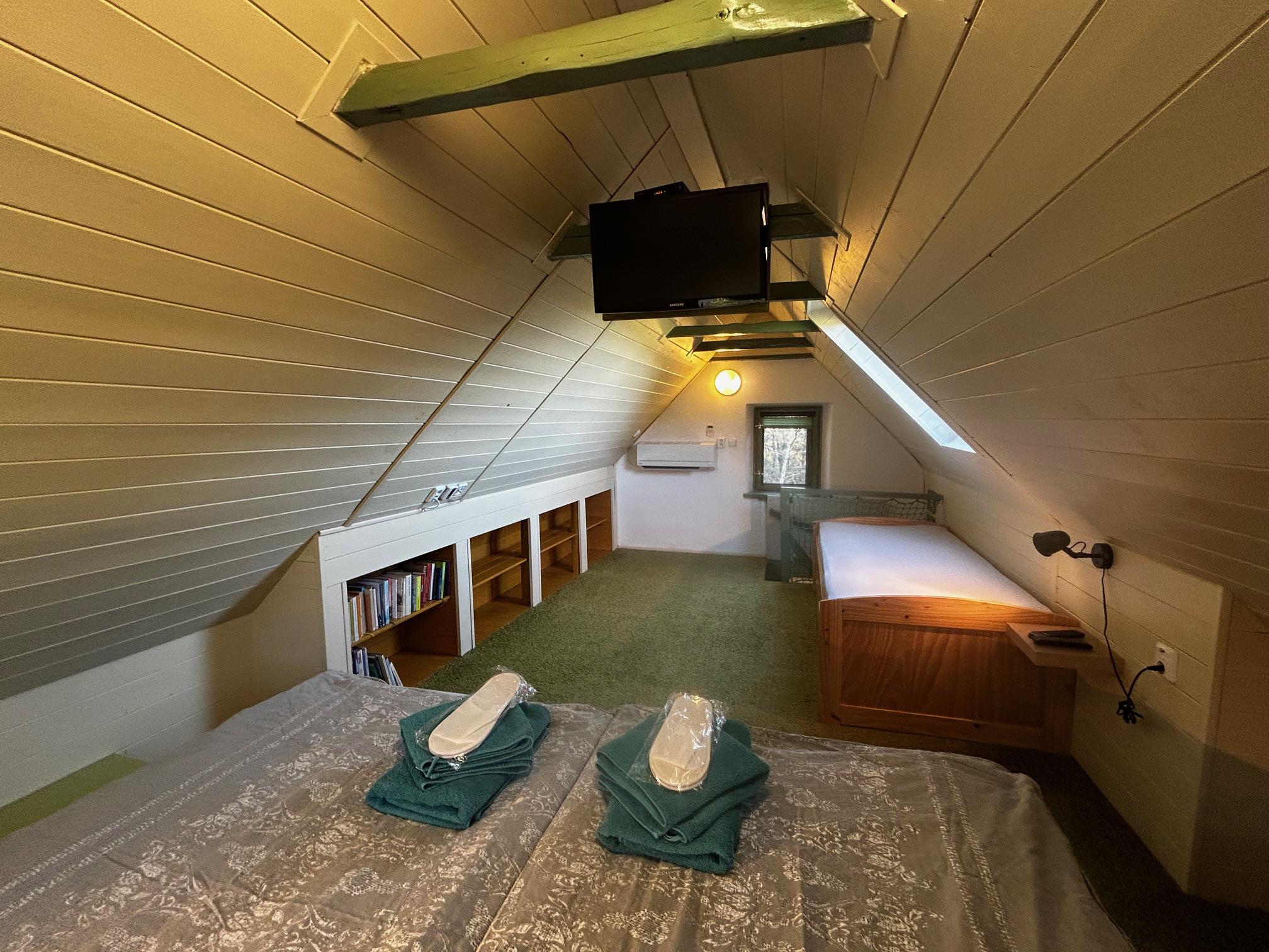 Chata na konci louky foto 2