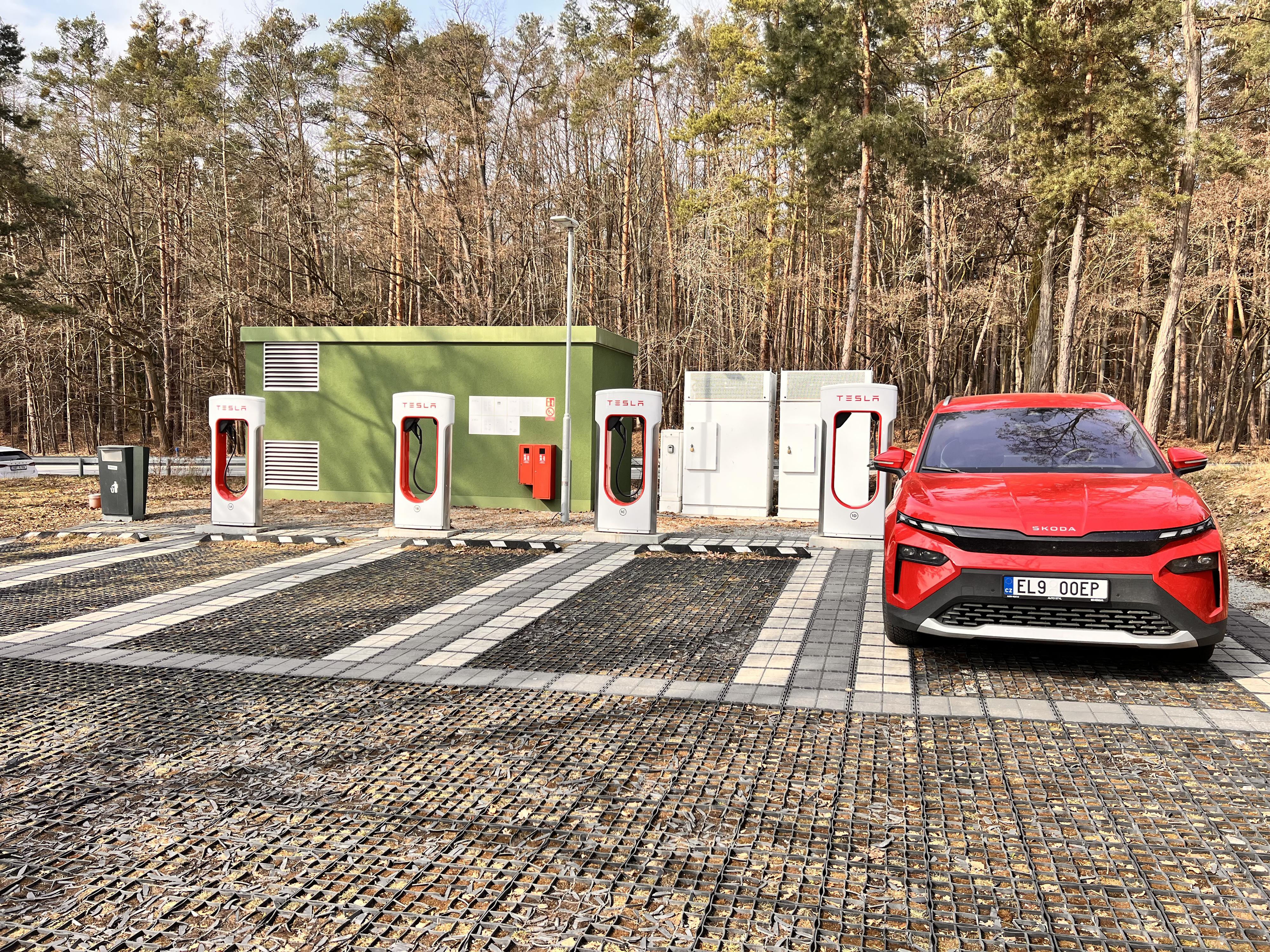 Nabíjecí stanice Tesla supercharger foto 6