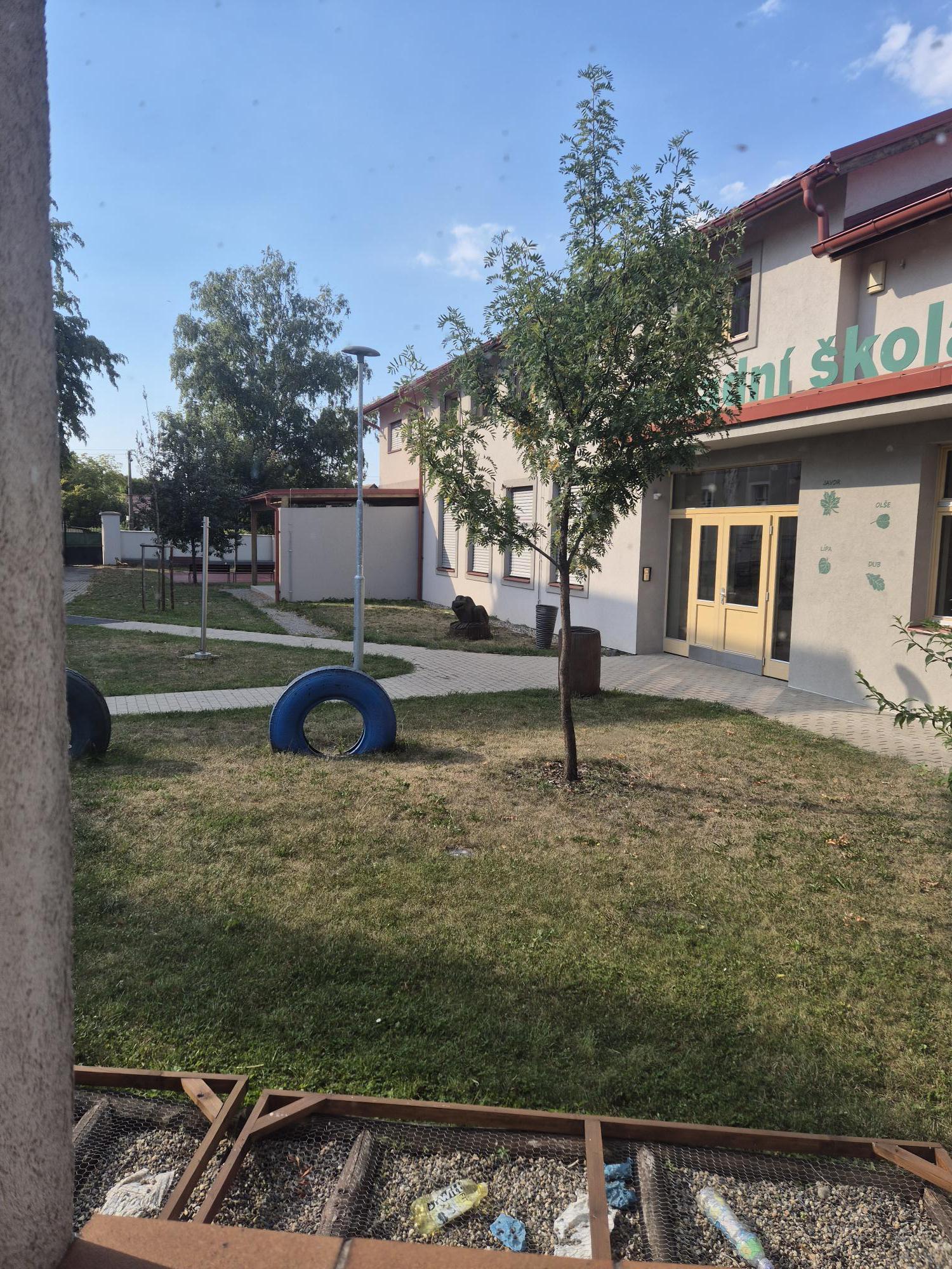 Základní škola a mateřská škola Malý Újezd , okres Mělník foto 1
