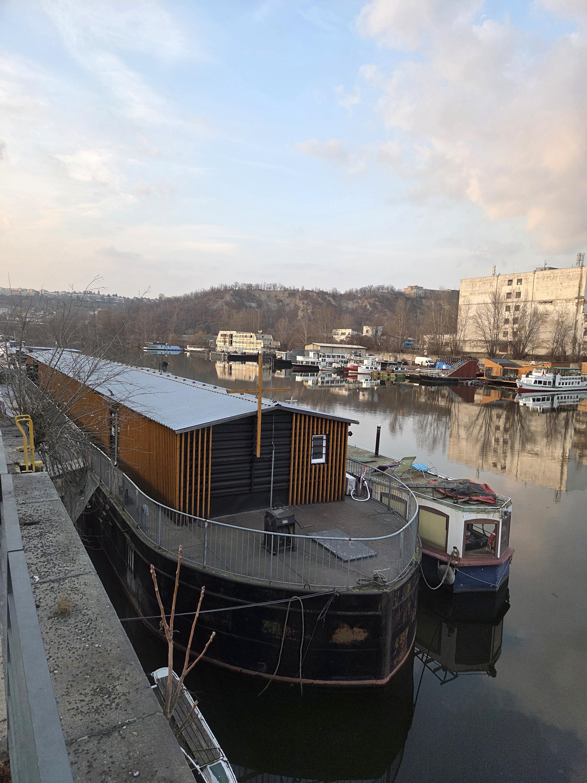 Kostel na lodi foto 2