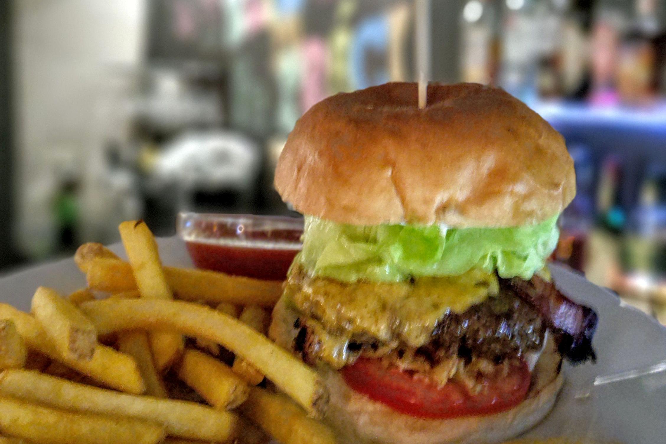 Novinka na našem menu – Balkánský Ajvar Burger