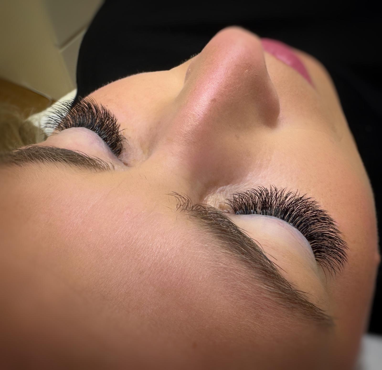 Řasy a nehty Milena foto 2