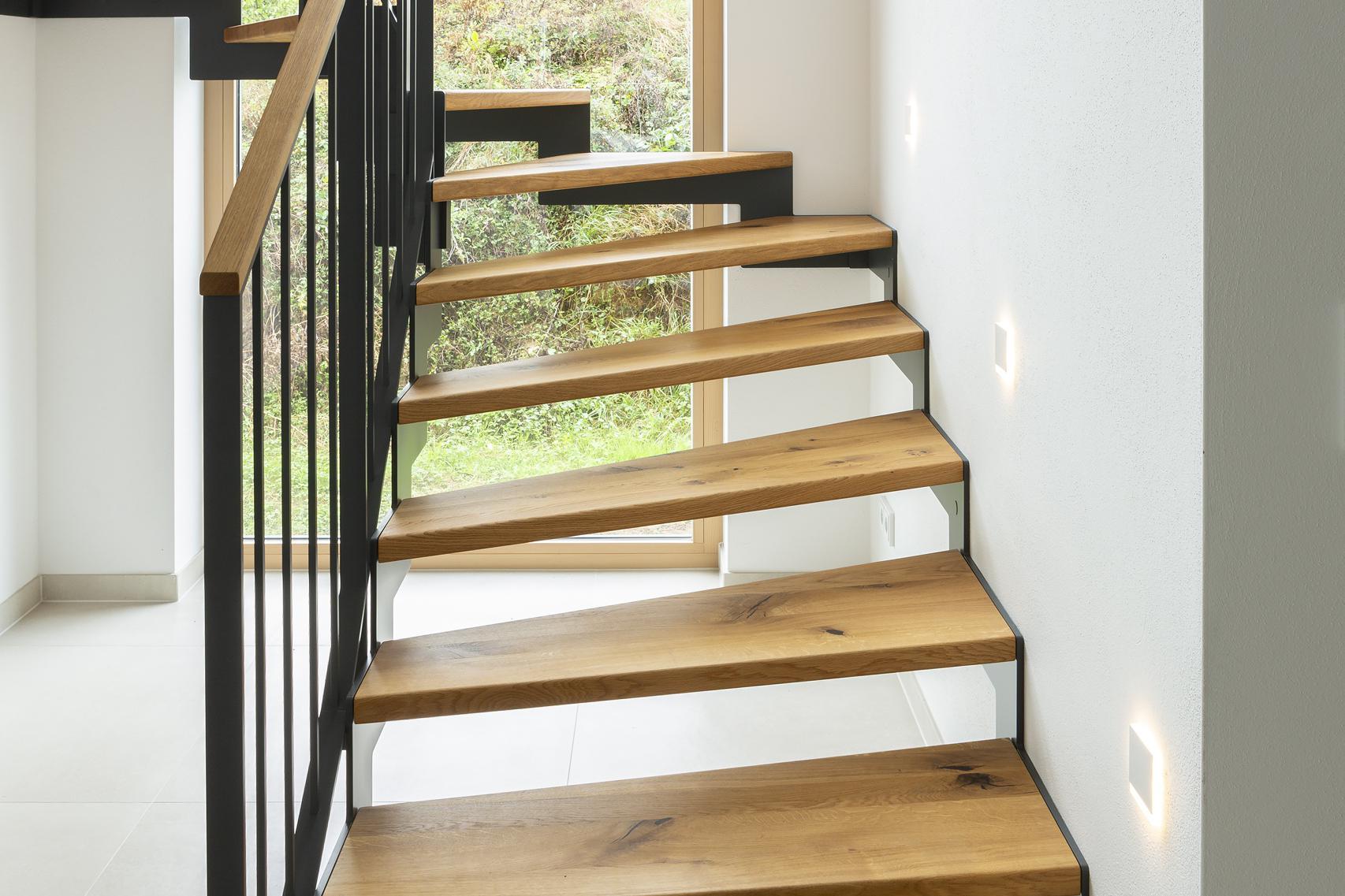 Schodiště kombinující kov a dřevo