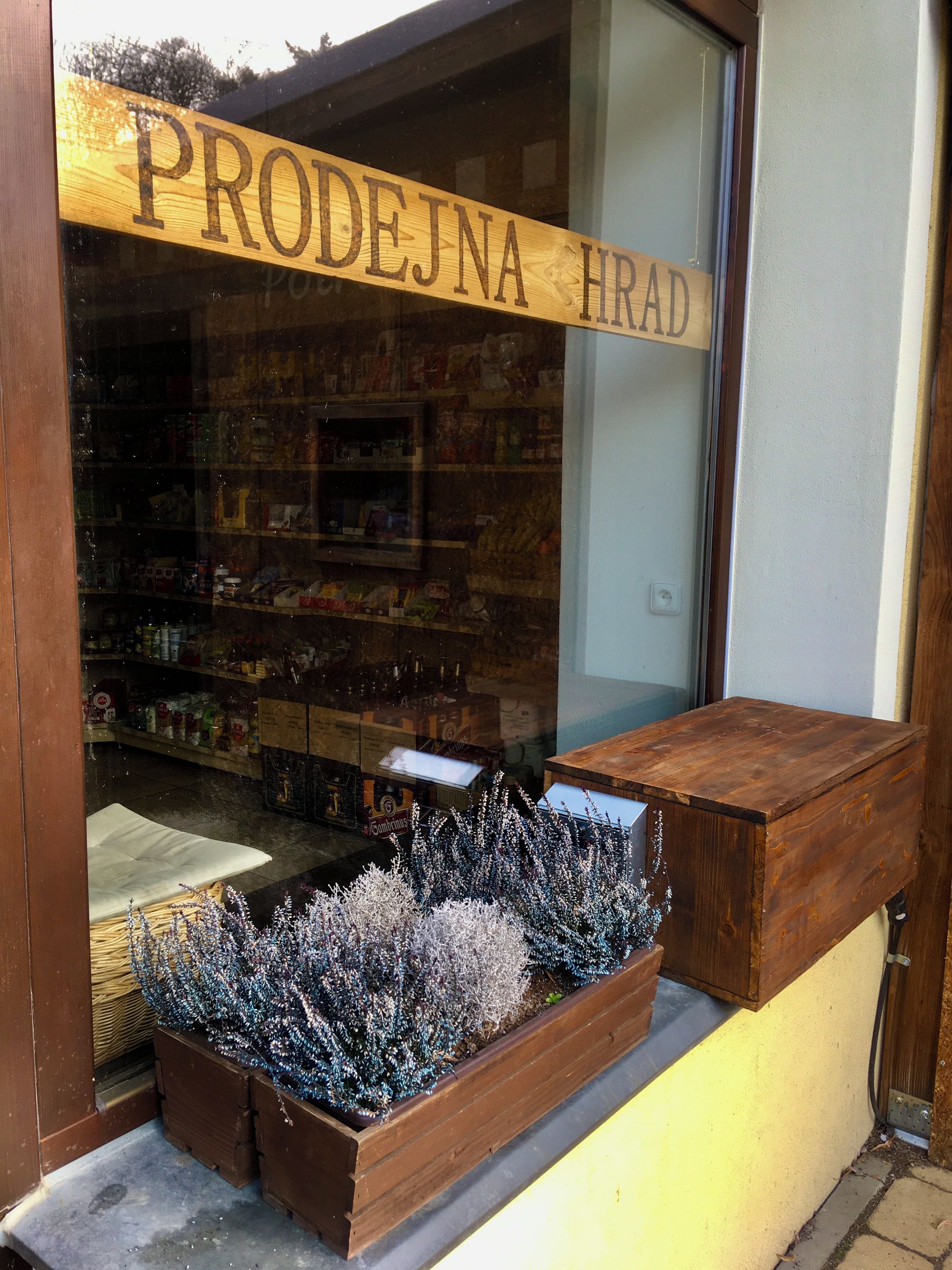 Samoobslužný bar před Prodejnou Hrad foto 2