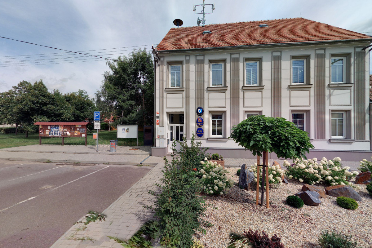 Hevlín - obecní úřad foto 3