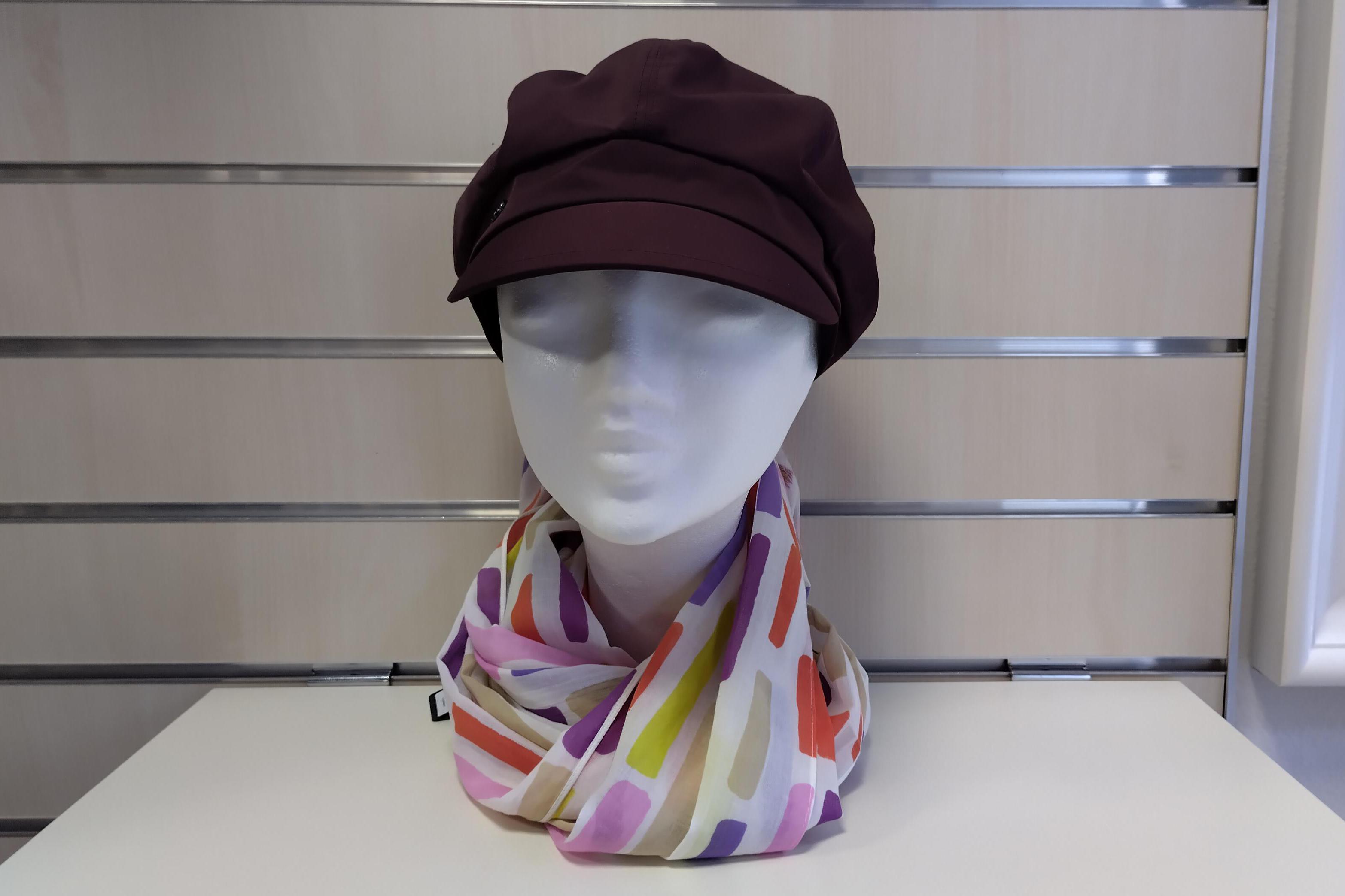 Dámská vínová čepice a šál v jarních tónech