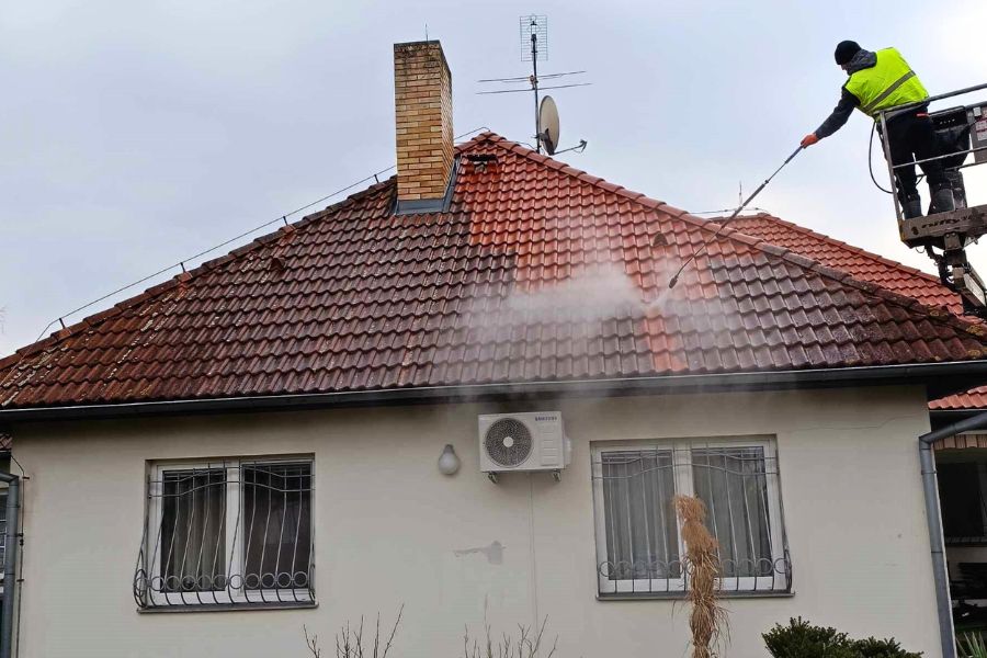 Čištění a mytí střech, likvidace mechů a lišejníků