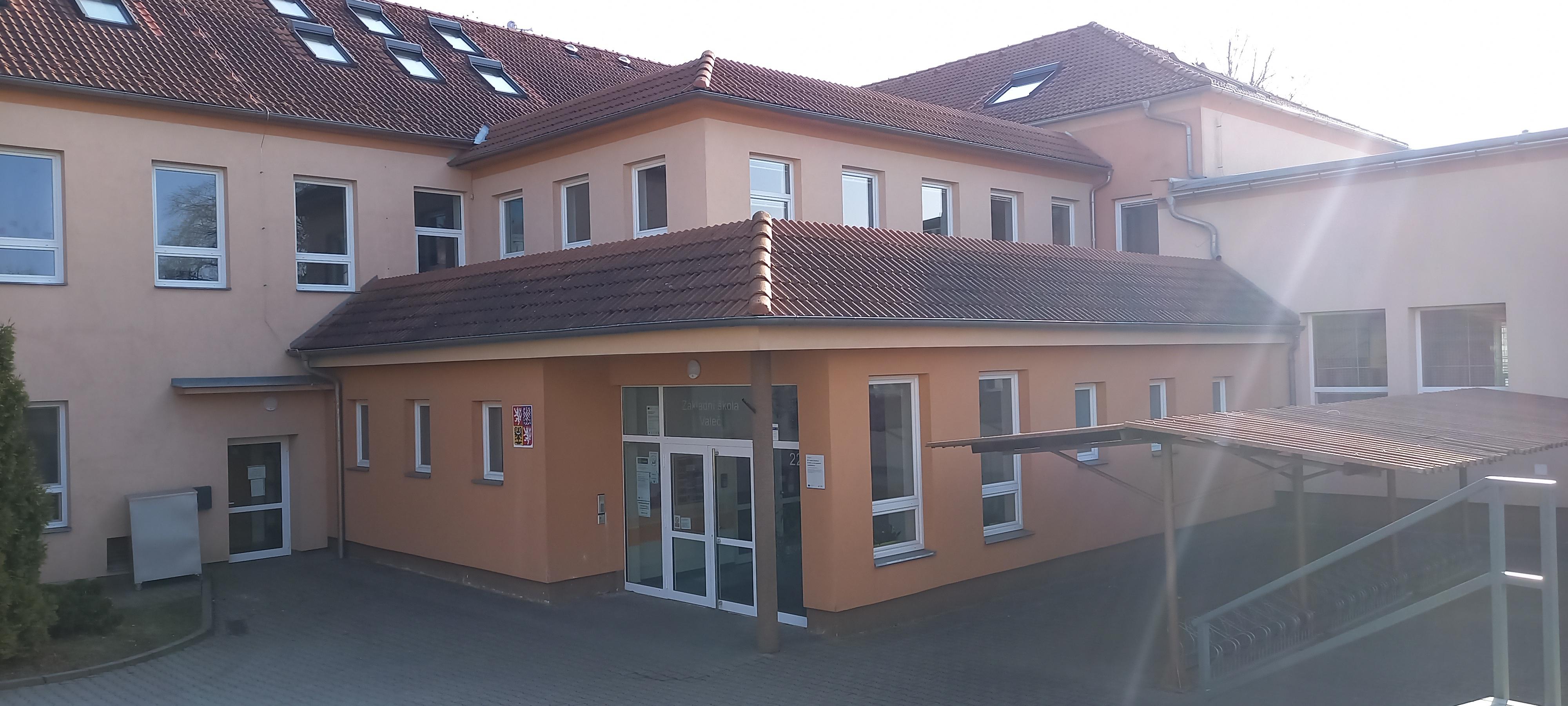 Základní škola a Mateřská škola Valeč foto 2