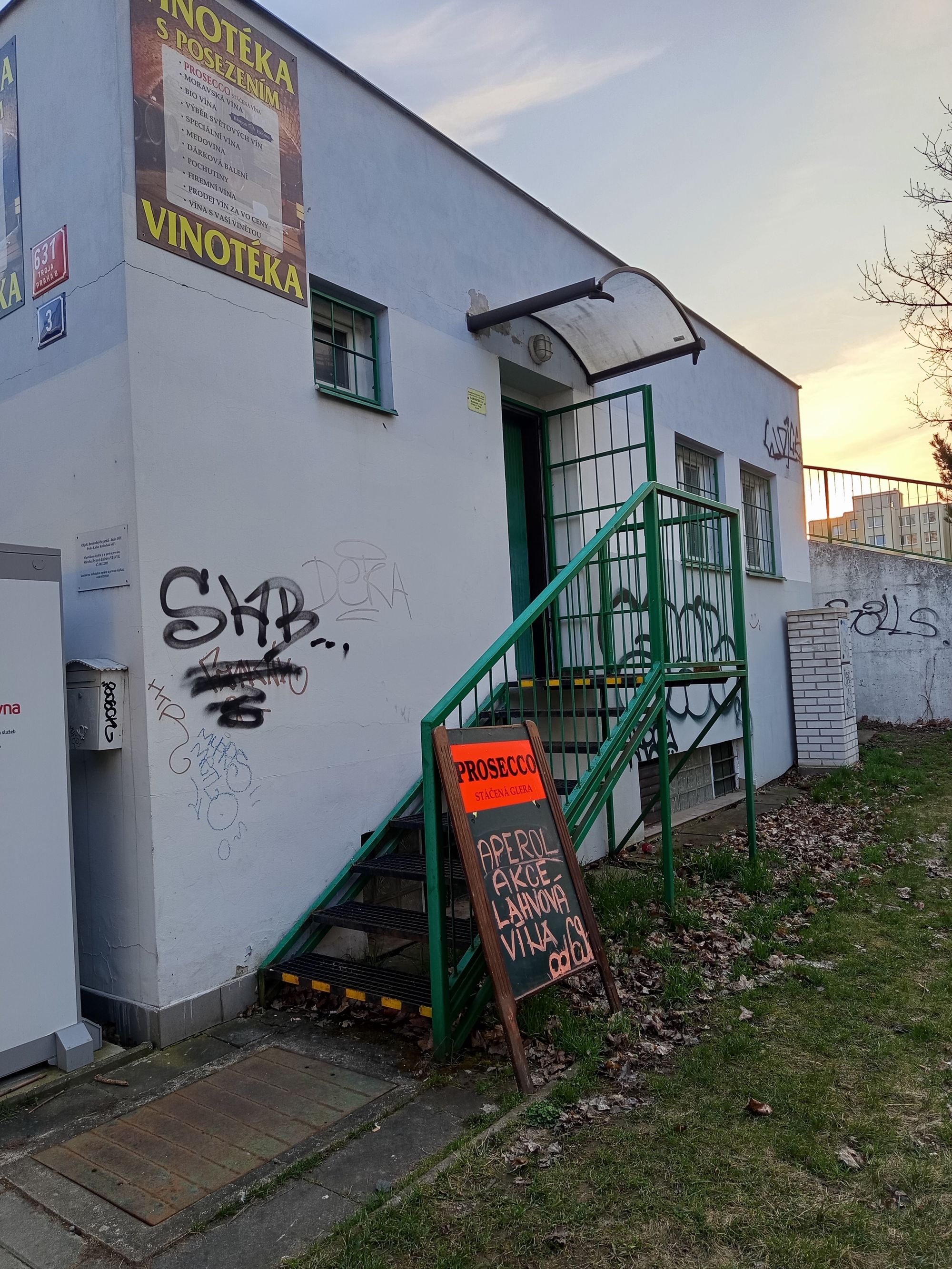 Vinotéka s posezením foto 2