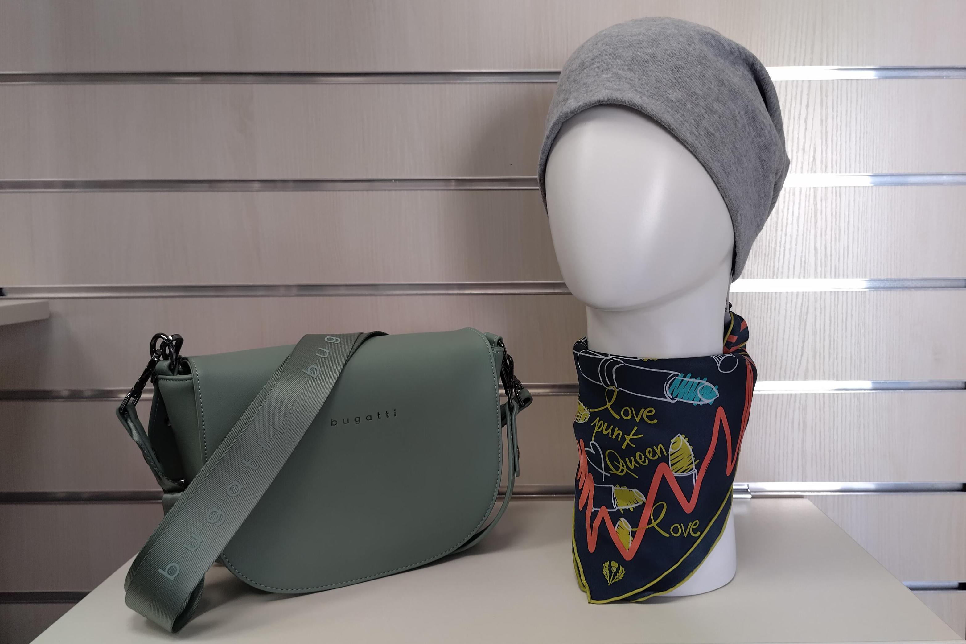 Dámská kabelka, šátek a čepice