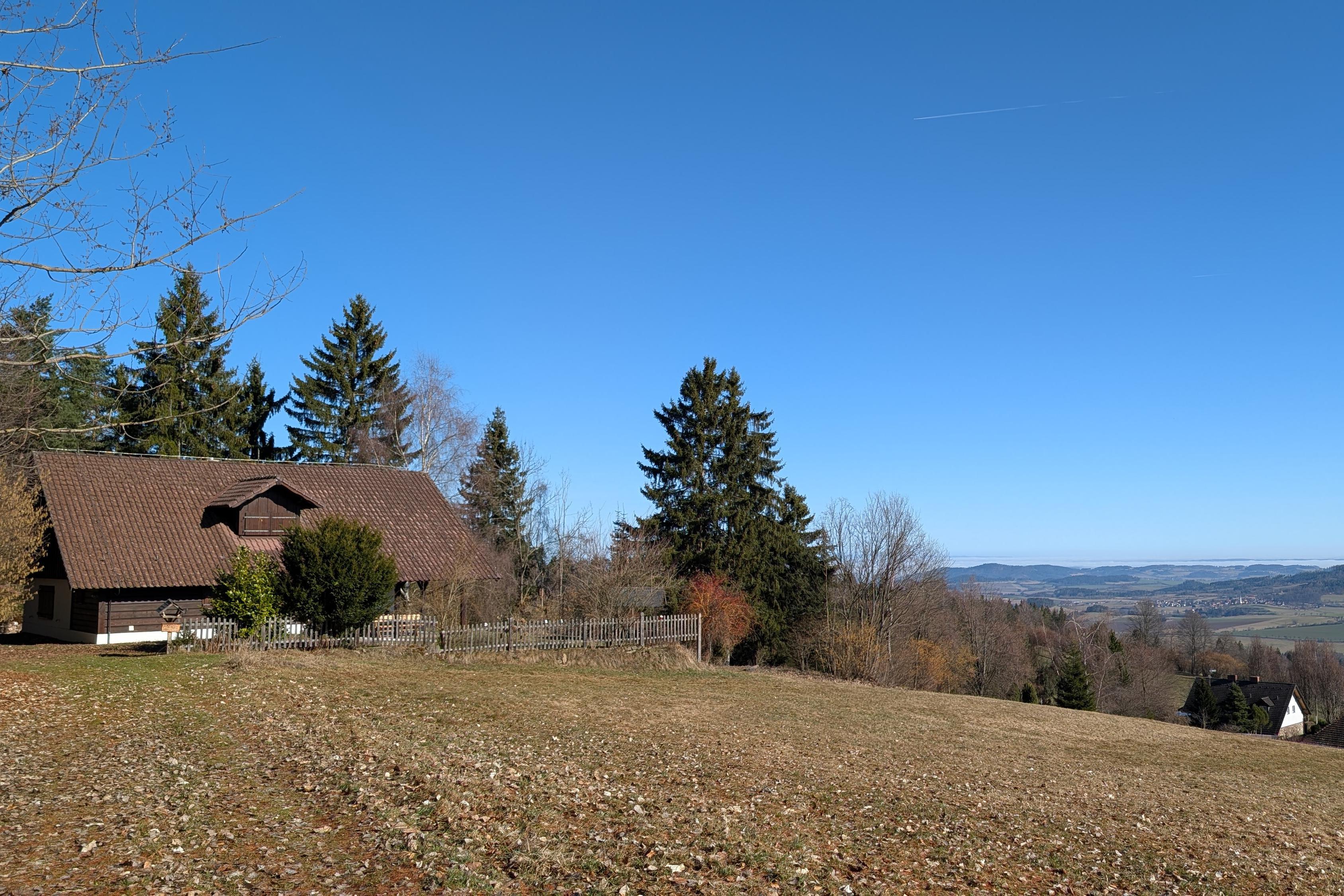 DŮM NA SAMOTĚ U LESA S FANTASTICKÝM VÝHLEDEM