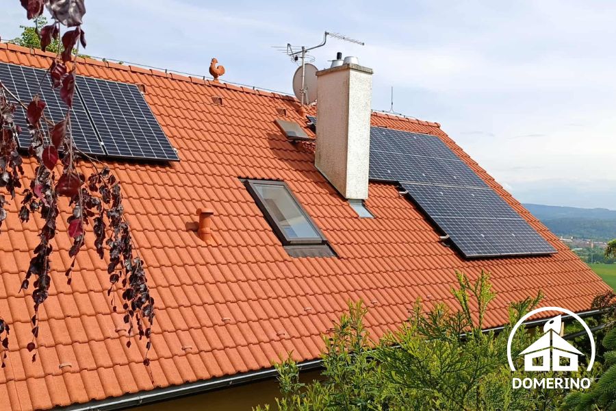 Čištění střech od mechu před montáží fotovoltaiky