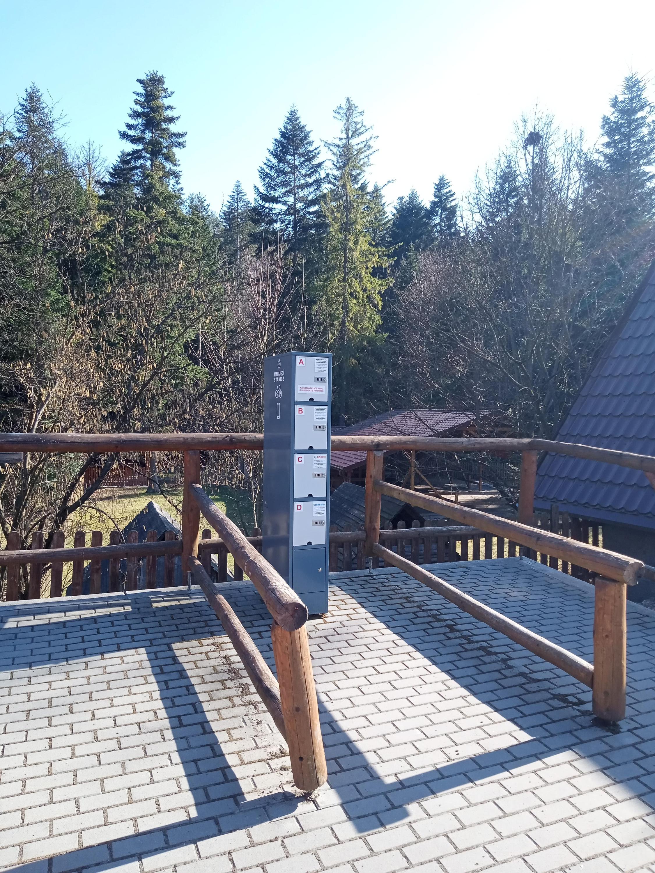 Nabíjecí stanice pro elektrokola a mobilní zařízení foto 3