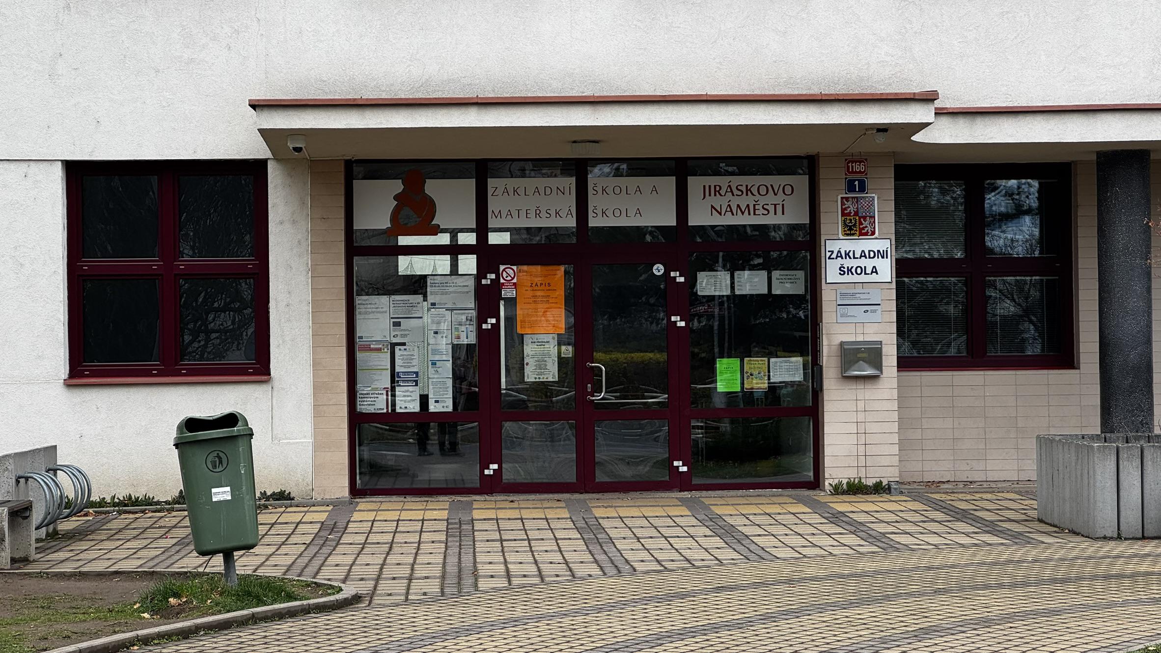 ZŠ a MŠ Hradec Králové, Jiráskovo náměstí foto 2