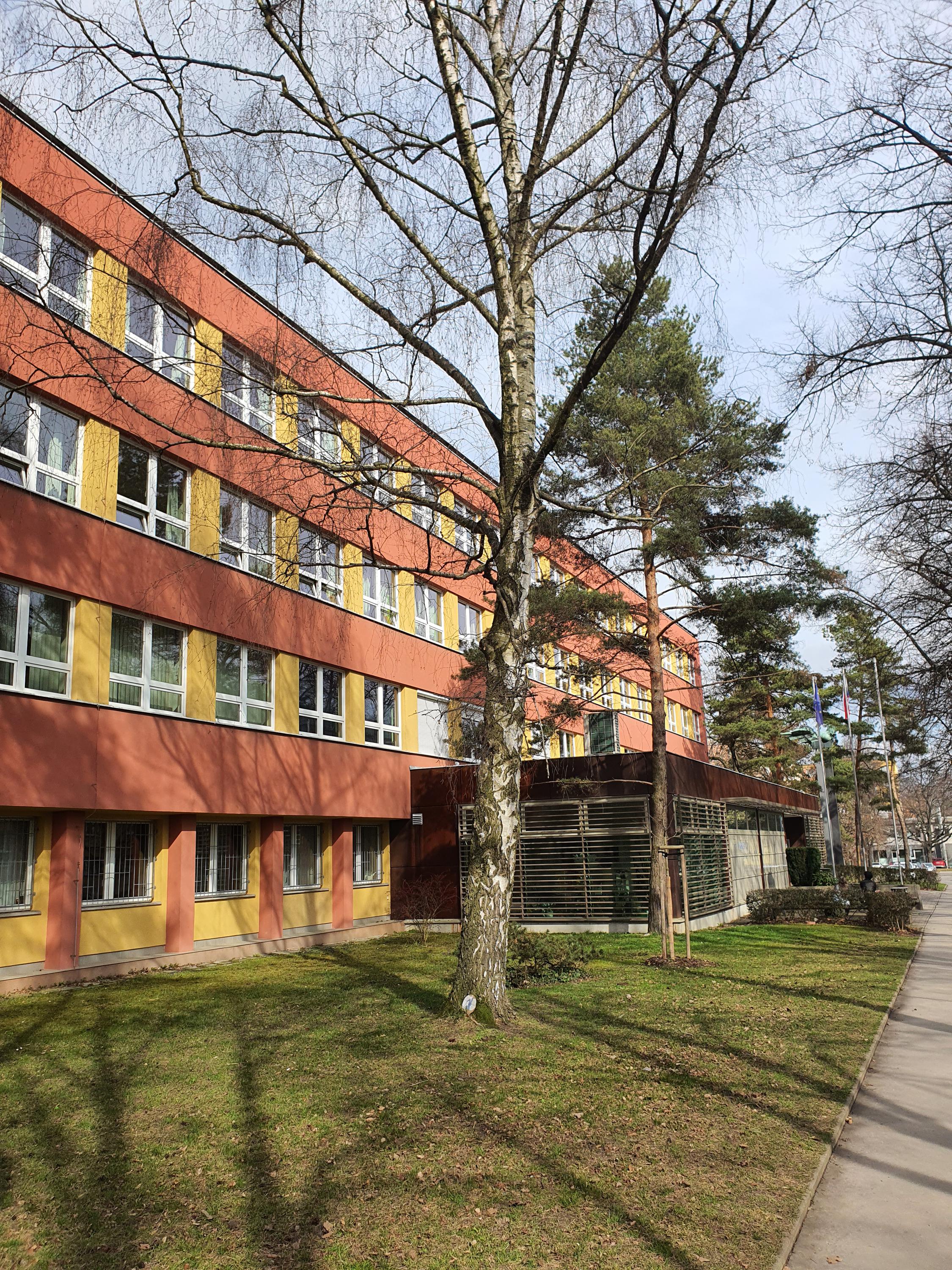 Gymnázium Nad Alejí foto 2