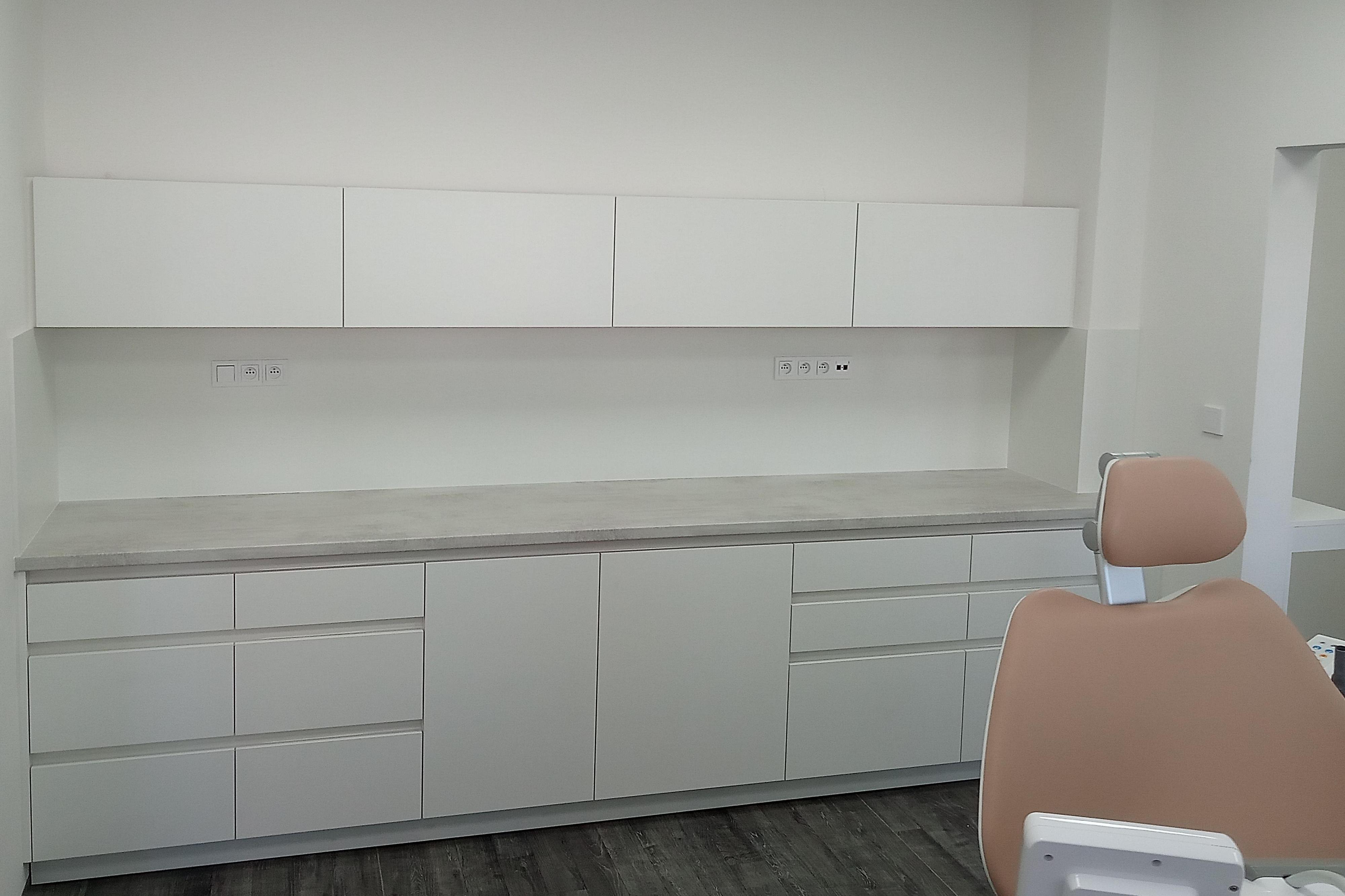 Nábytek na míru pro domácnosti, firmy i školy