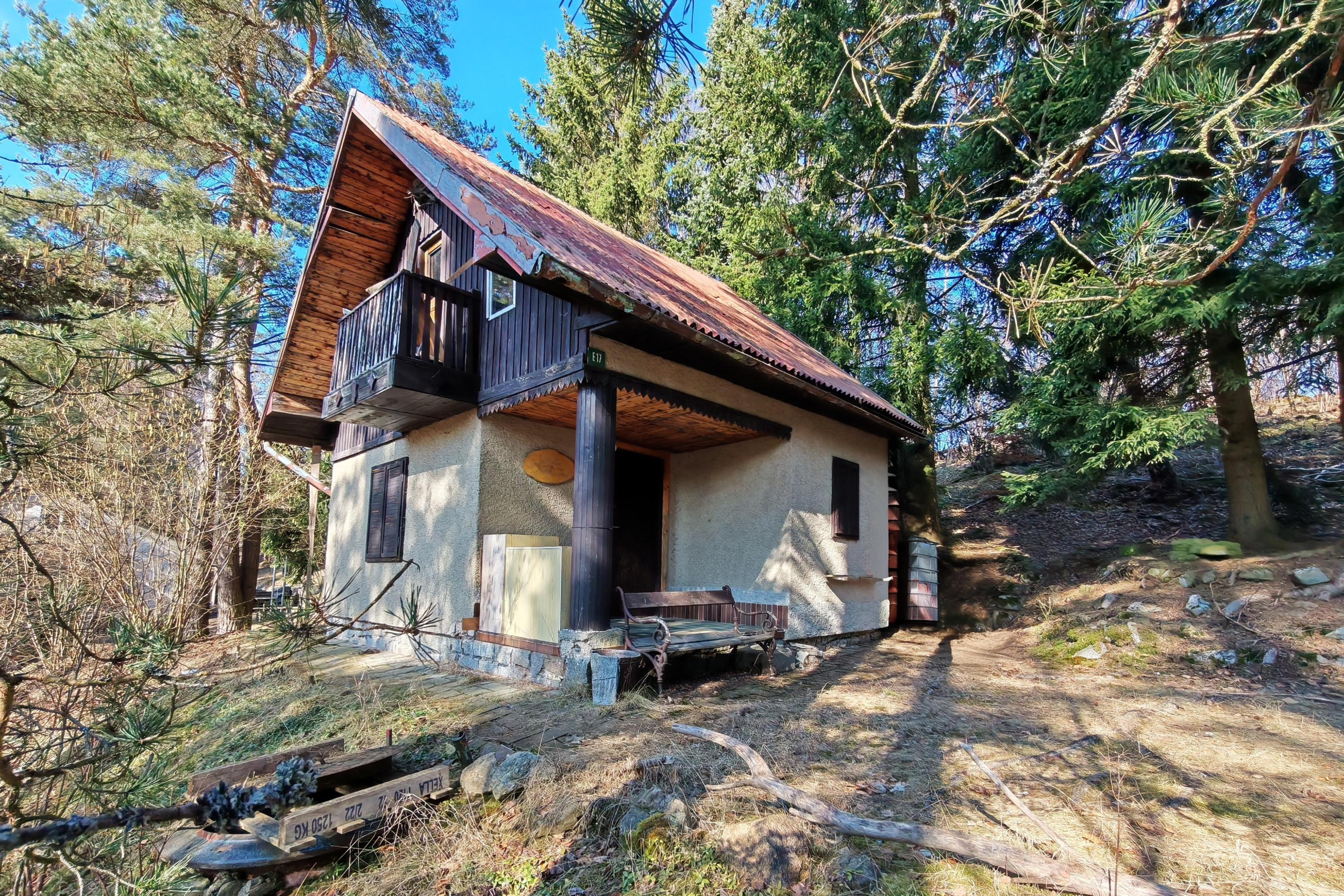 Útulná chata u přehrady Tatrovice, okres Sokolov