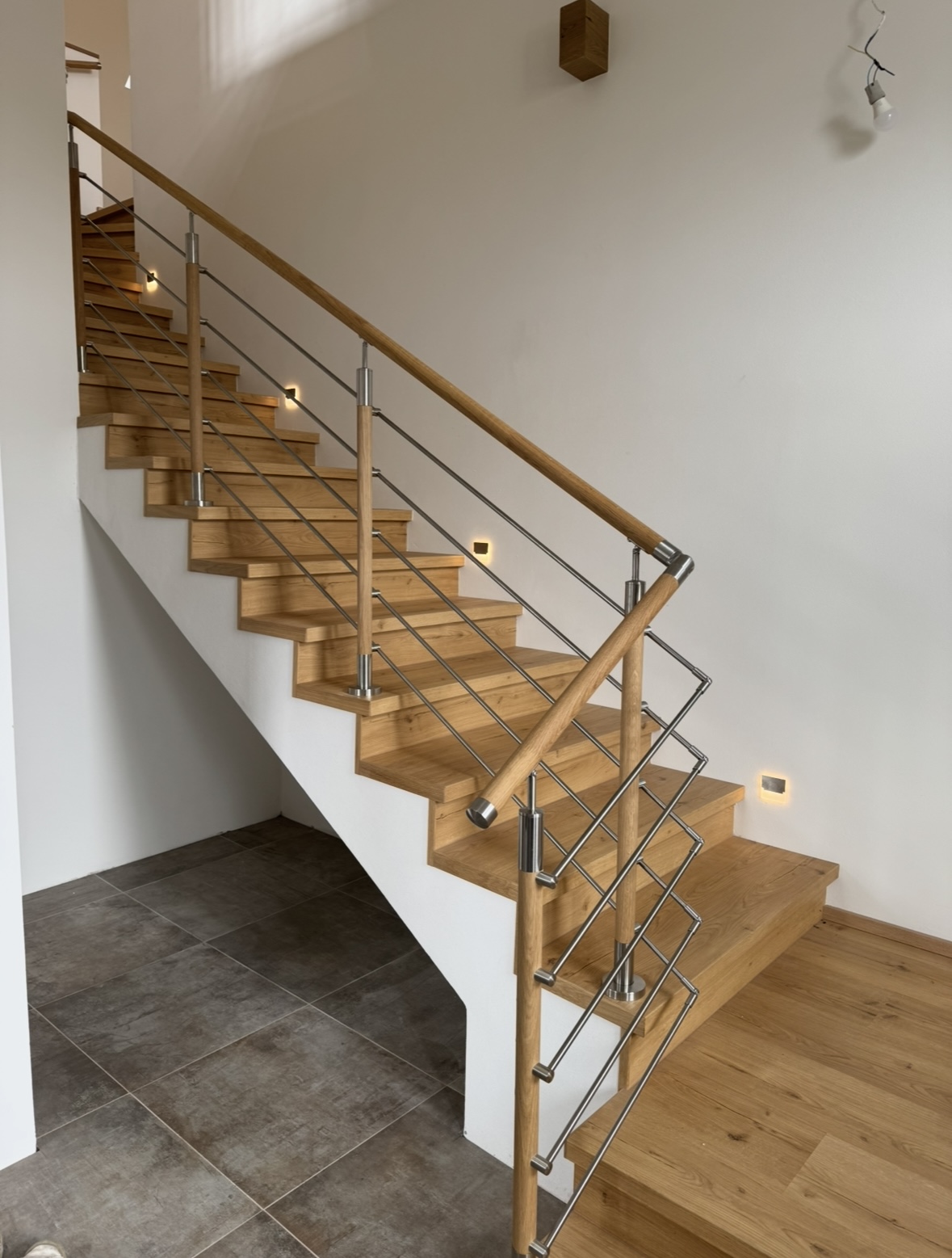Designové schodiště z vinylu a dřeva