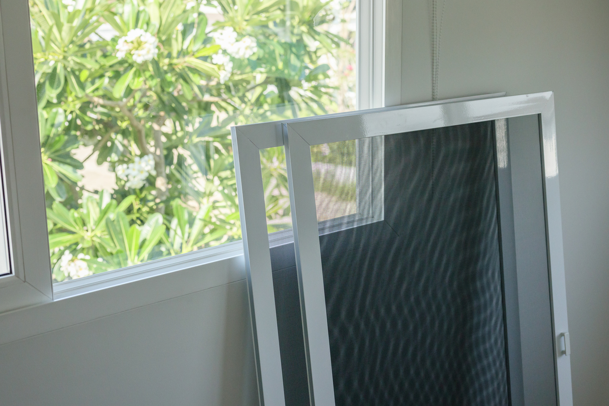Instalace sítí proti hmyzu do oken i dveří