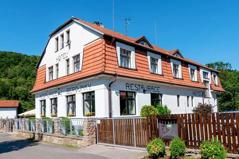 PRODEJ KOMERČNÍ NEMOVITOSTI NEDALEKO KARLŠTEJNA