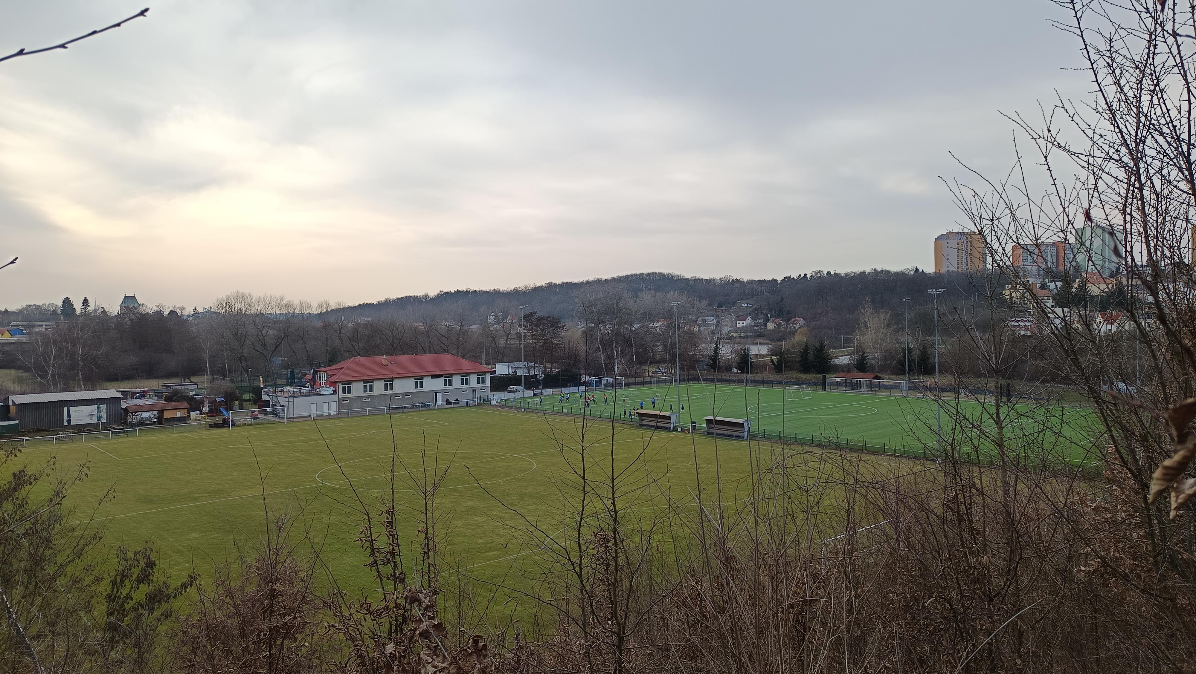 Fotbalové hřiště TJ Kyje Praha 14 foto 3