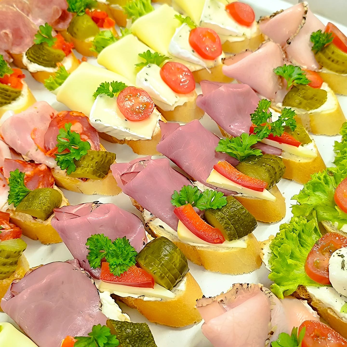 Výroba obložených klasických a mini chlebíčků