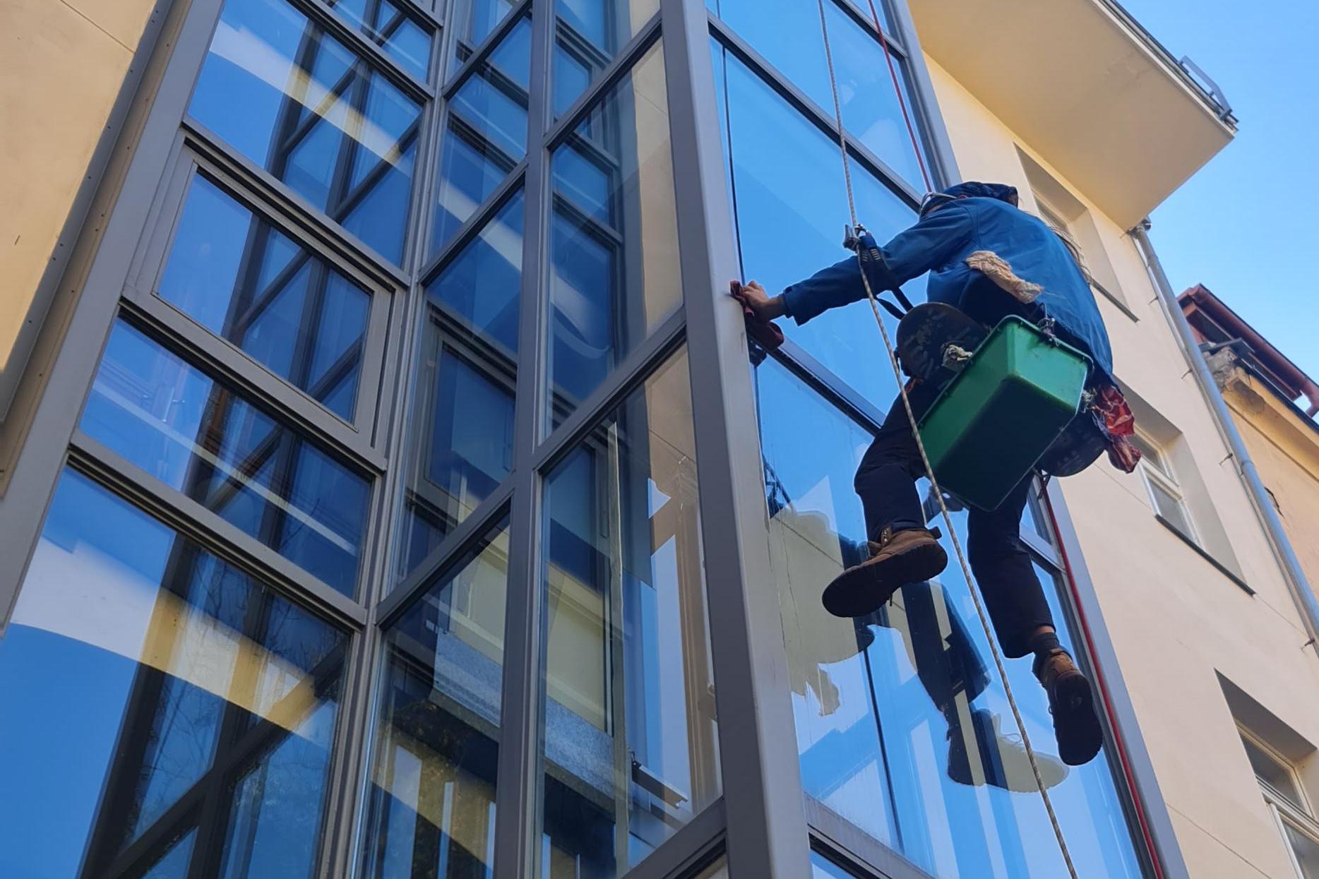 Nabízíme kompletní mytí oken po celé ČR.