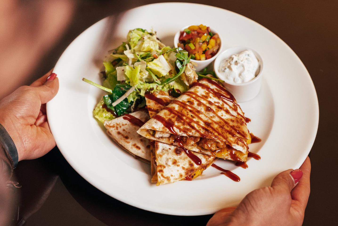 Snídaně, obědy i večeře, zákusky a drinky