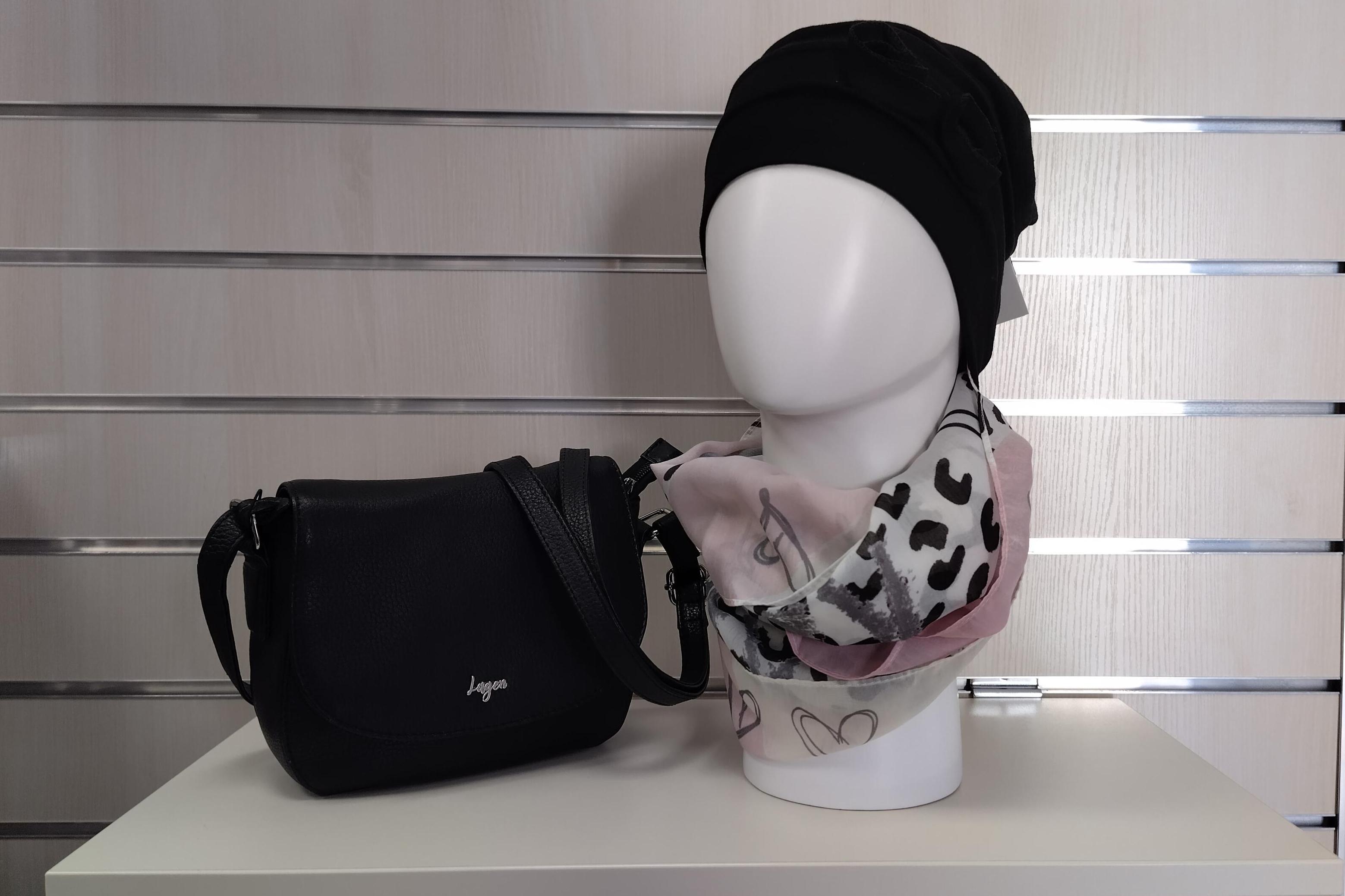 Kabelka i šál v elegantní a osvědčené kombinaci