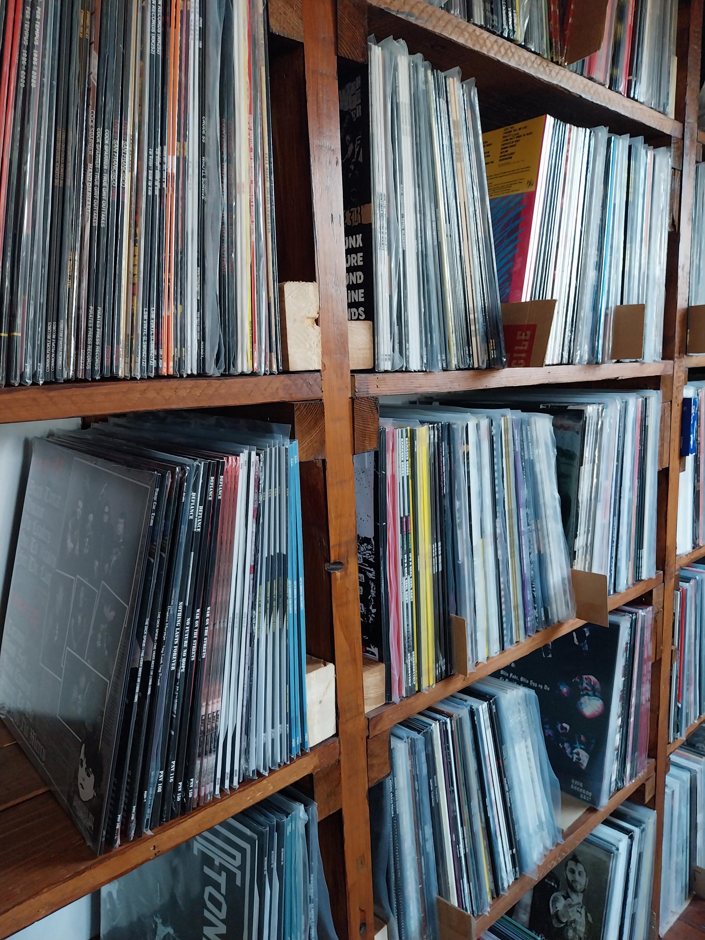 Emergency Records est. 1999 foto 3