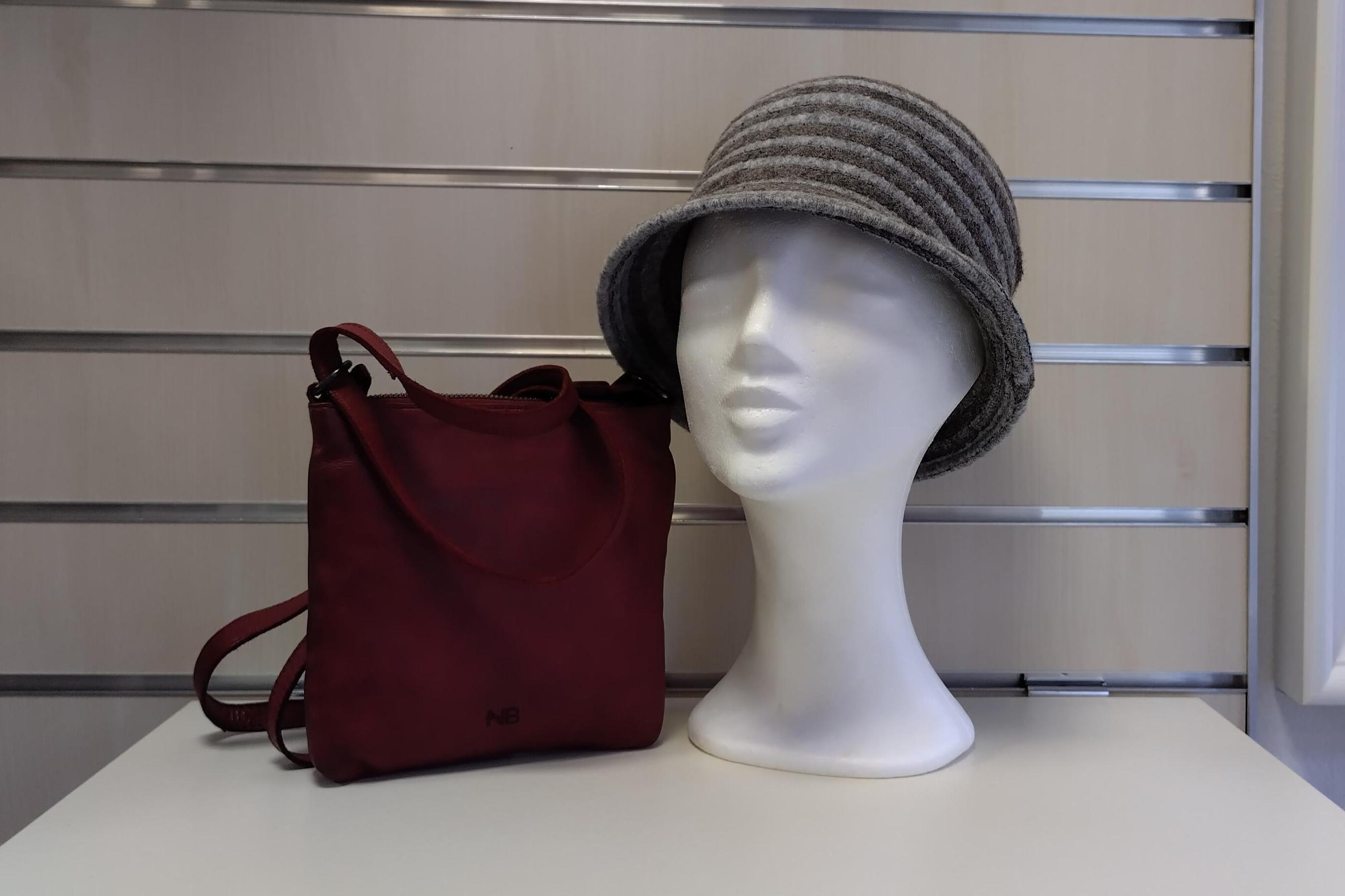 Klobouk a kabelka do jarních dnů