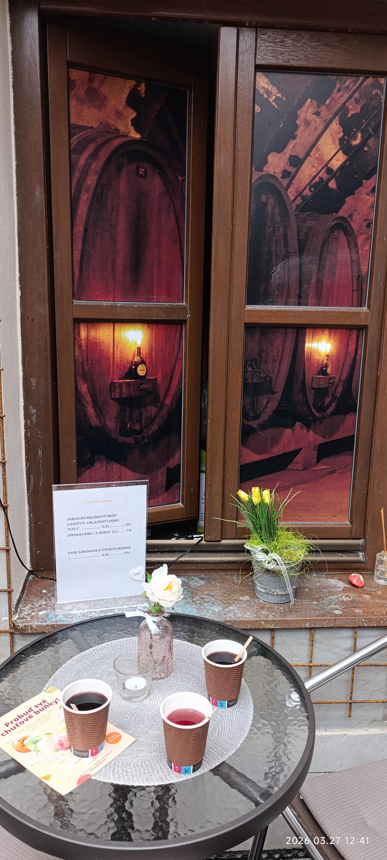 Naše Vinotéka - víno se zárukou foto 2