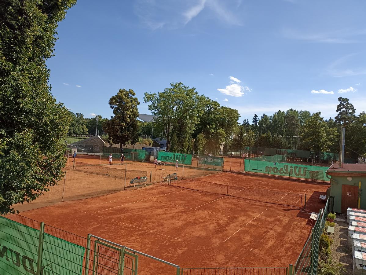 TENIS DLI SLETIŠTĚ