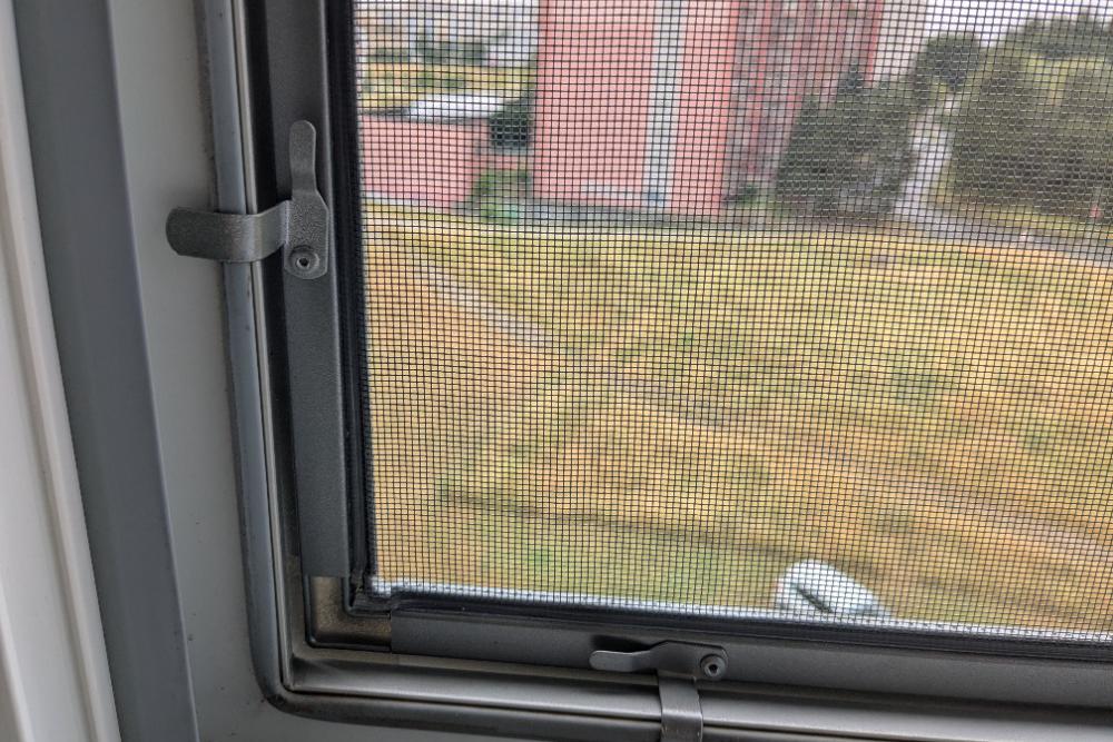 Sítě proti hmyzu s montáží