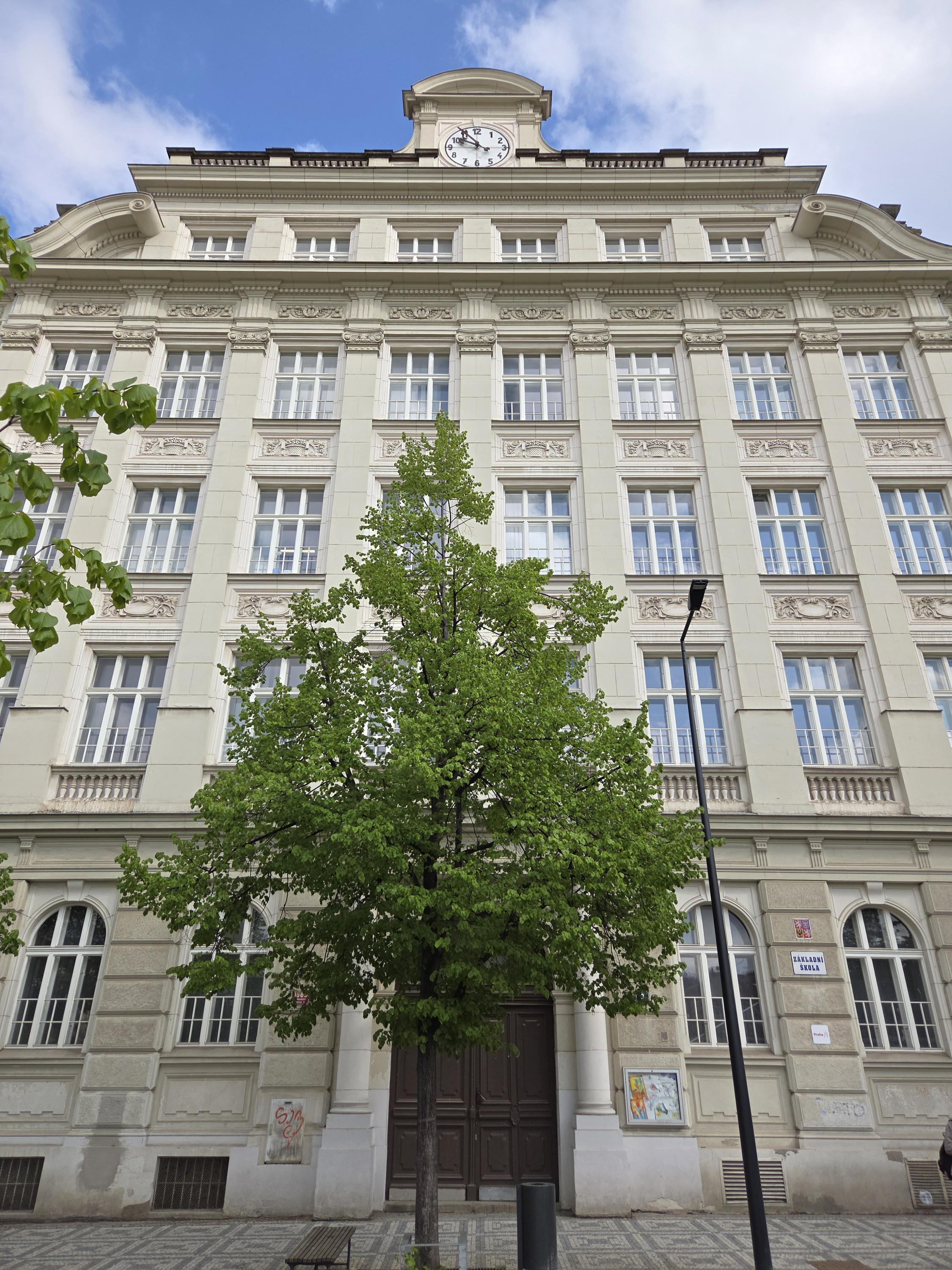 Základní škola, Praha 3, nám. Jiřího z Poděbrad 7,8/1685 foto 2