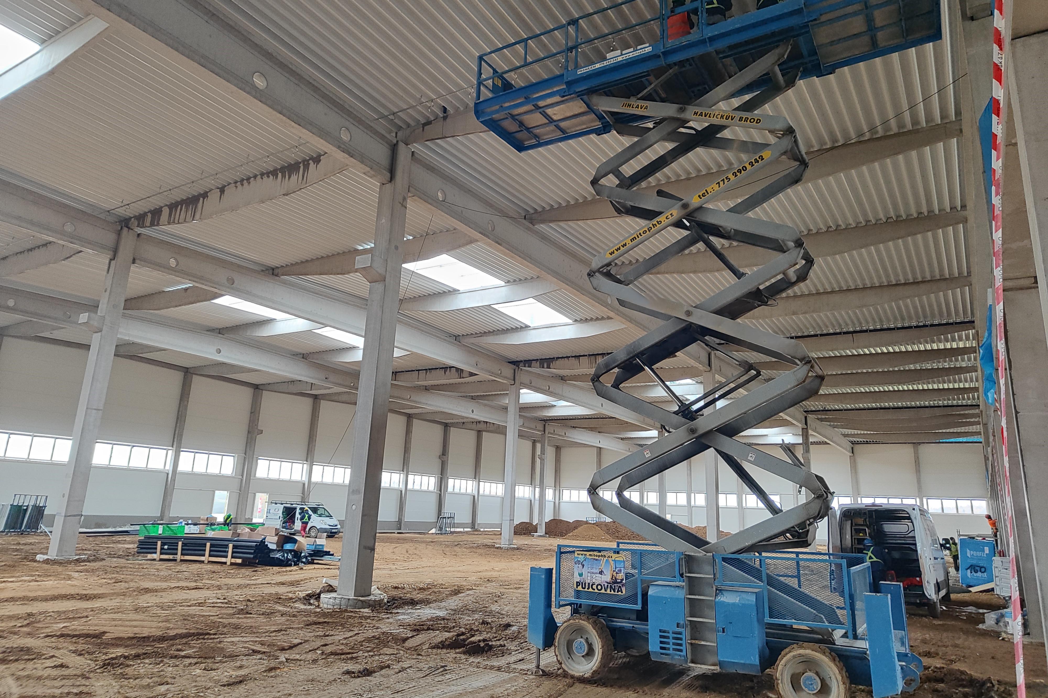 Půjčovna montážních plošin - kloubové i nůžkové