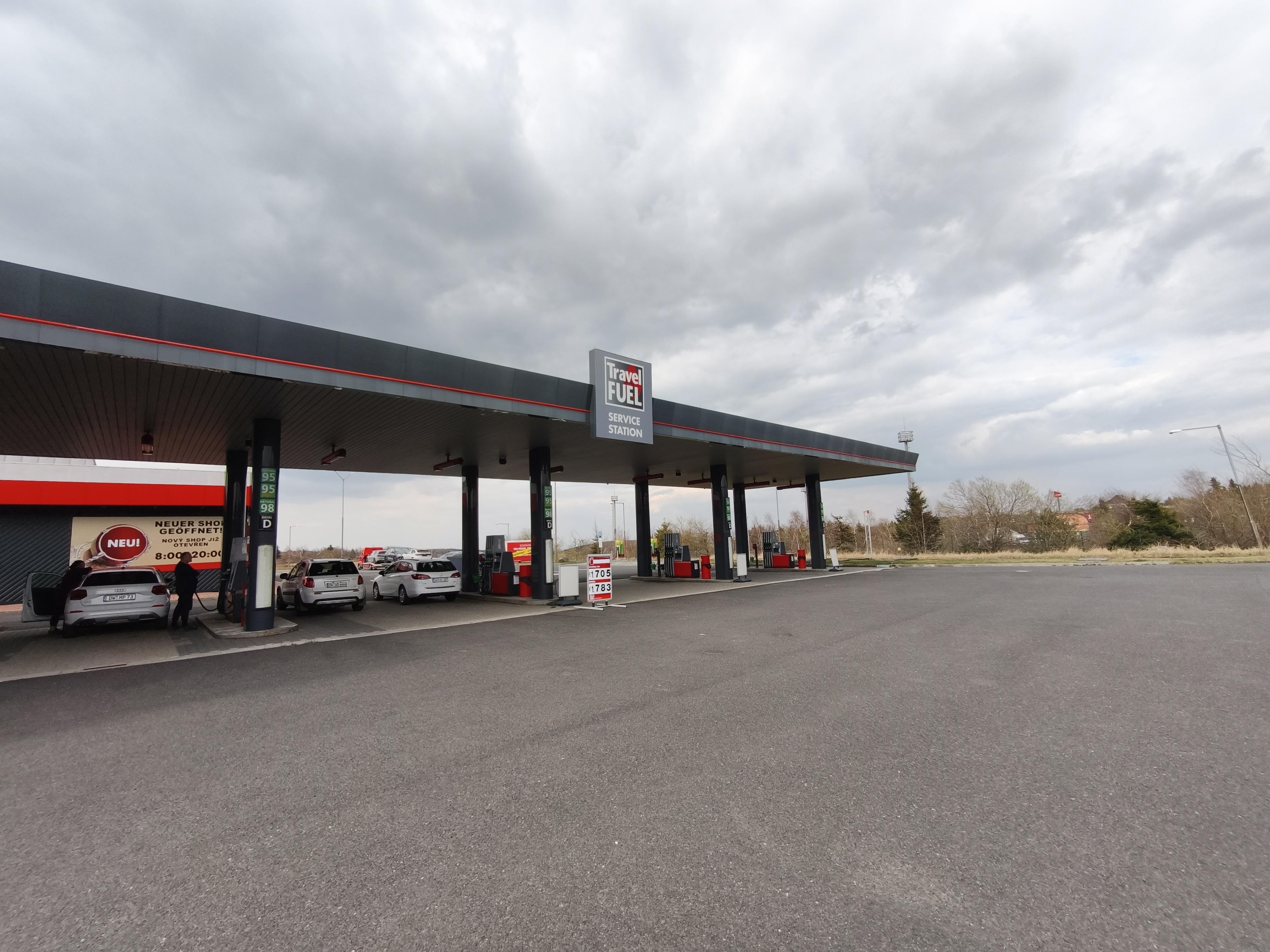 TRAVEL FUEL SERVICE STATION foto 4