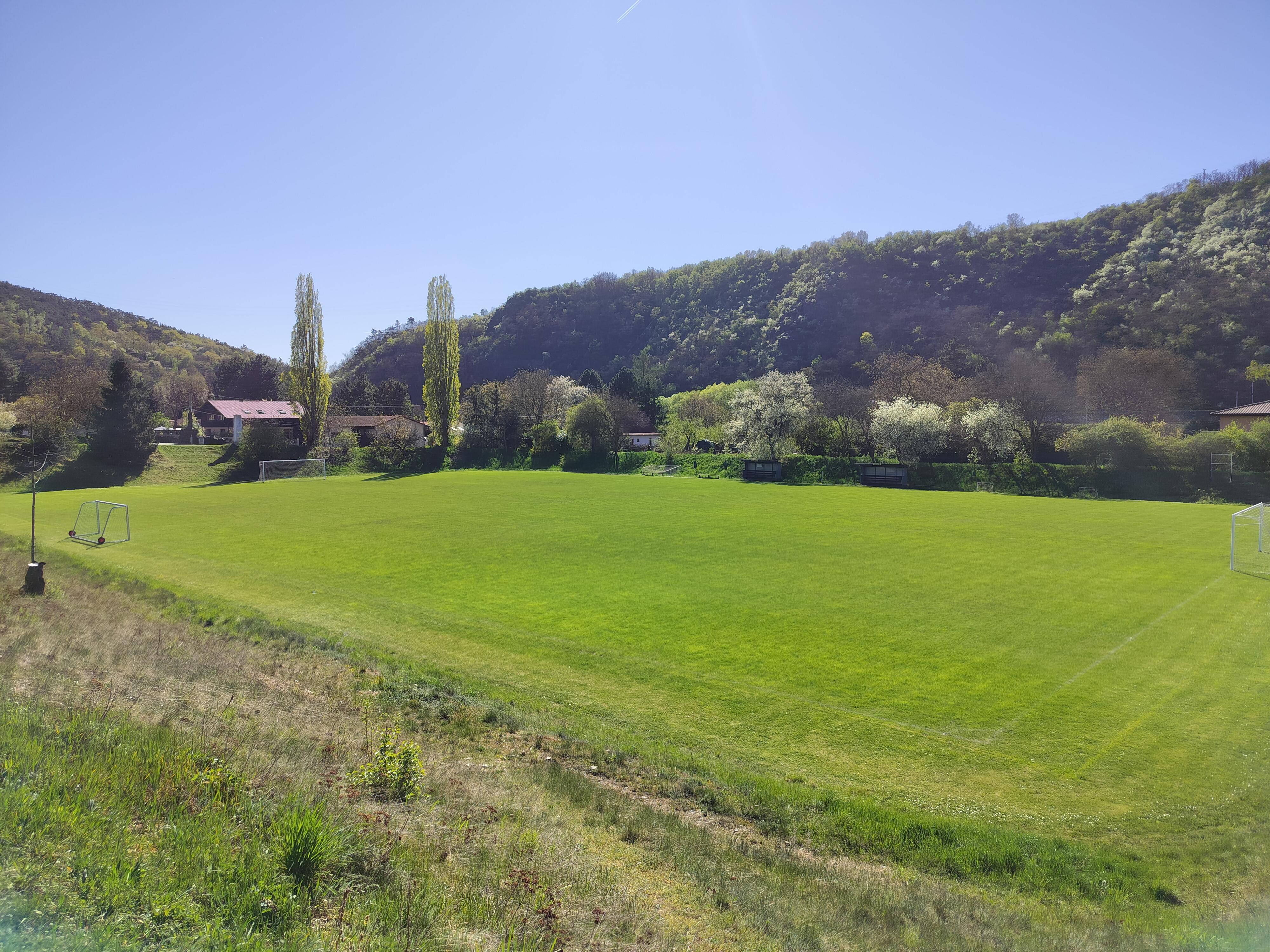 Fotbalové hřiště Husinec - Řež foto 1