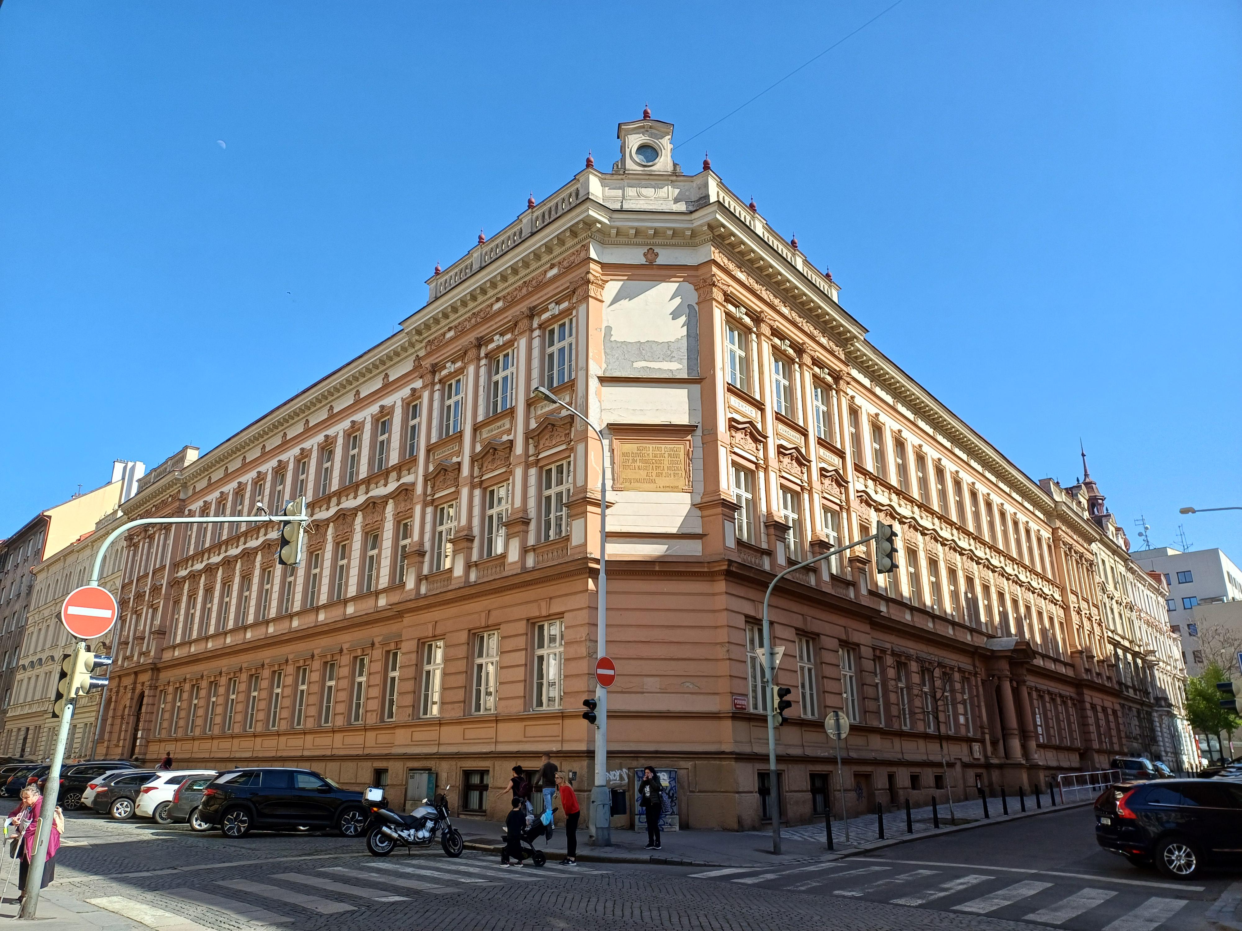 Základní škola, Perunova foto 6
