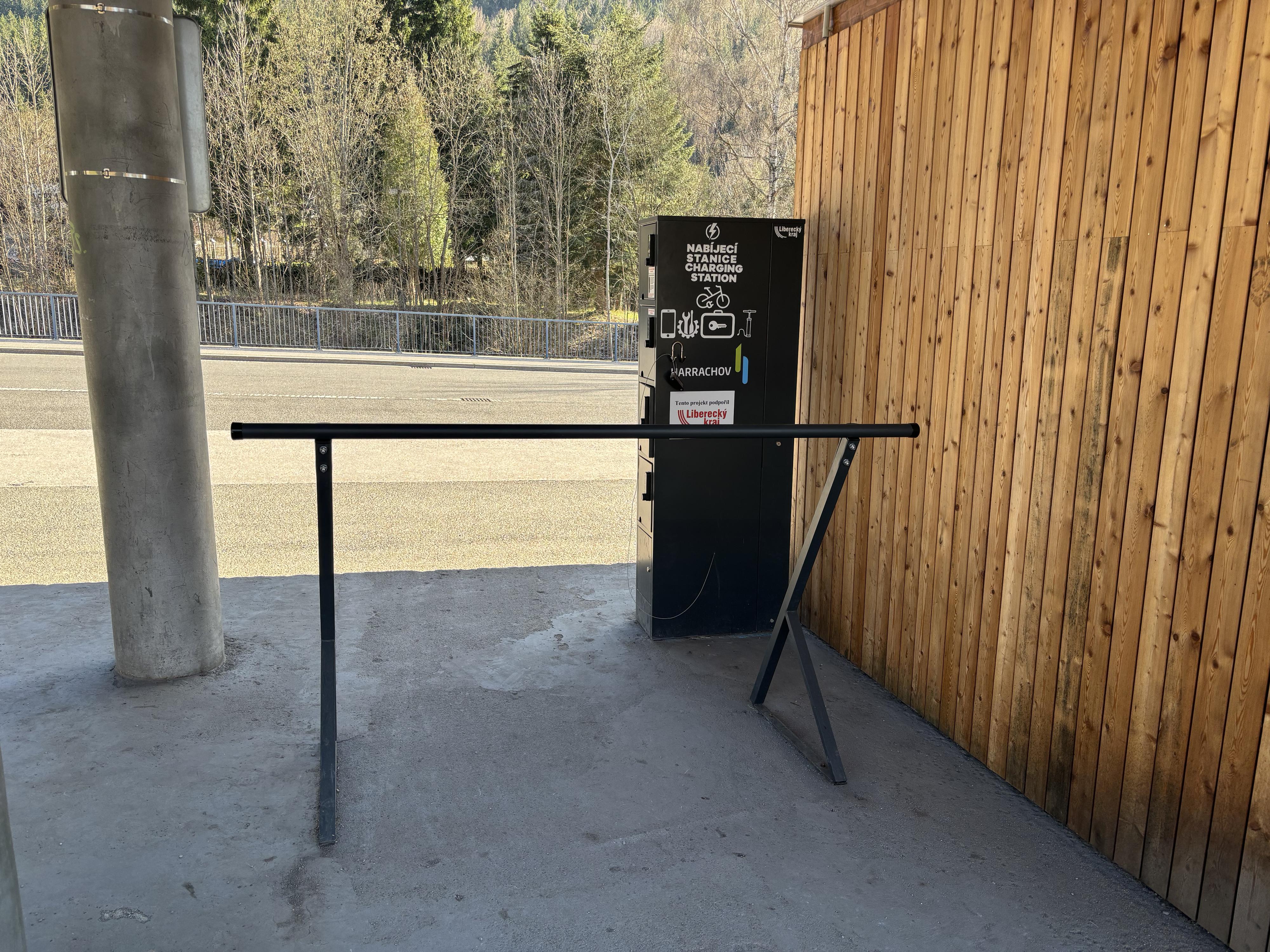 Nabíjecí stanice pro elektrokola a mobilní zařízení foto 3