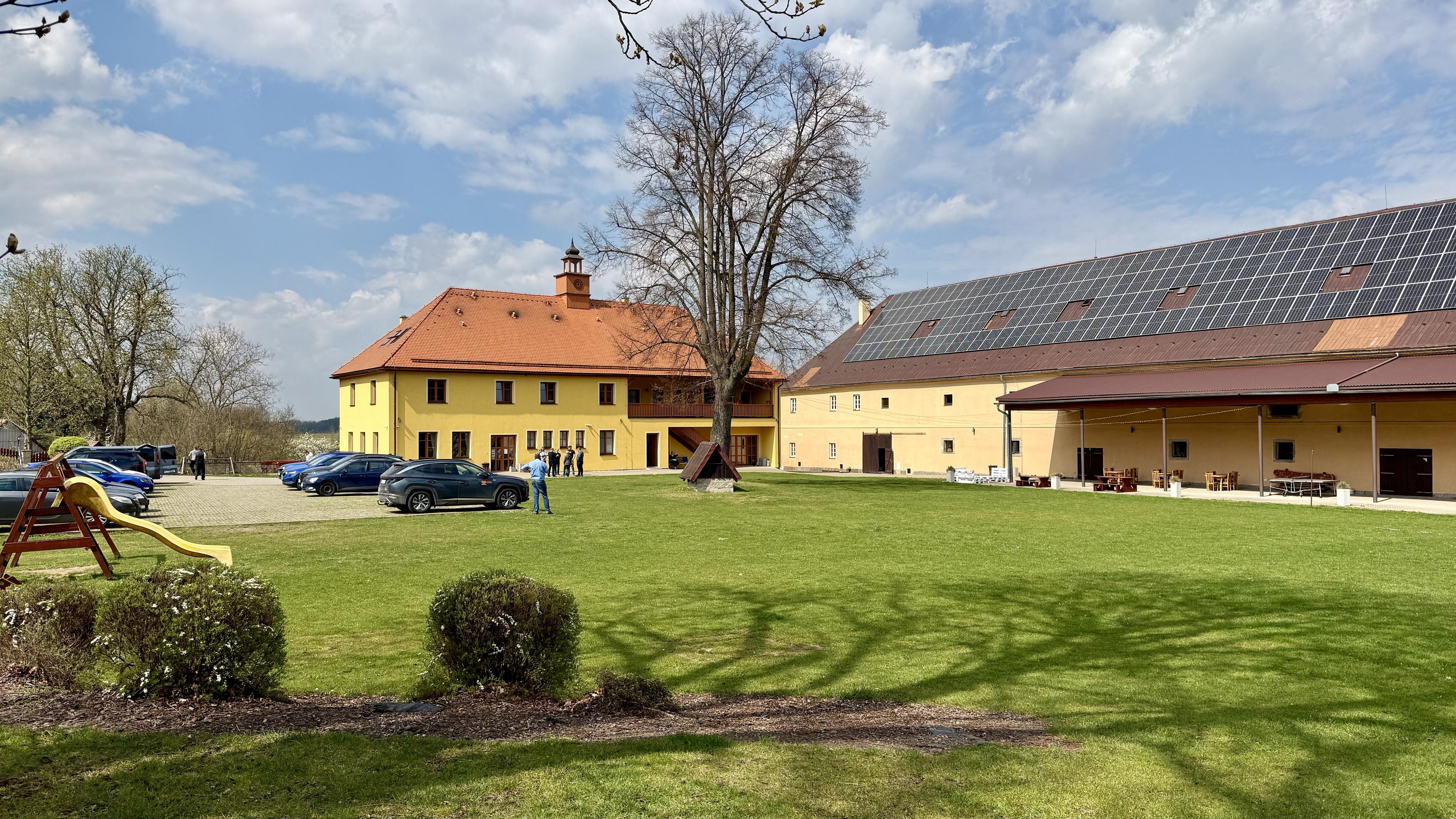 Jízdárna Zámecký dvůr Černousy foto 5